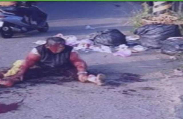 一名婦人遭3隻野狗包圍咬噬，全身是血跌坐在地。（翻攝畫面）