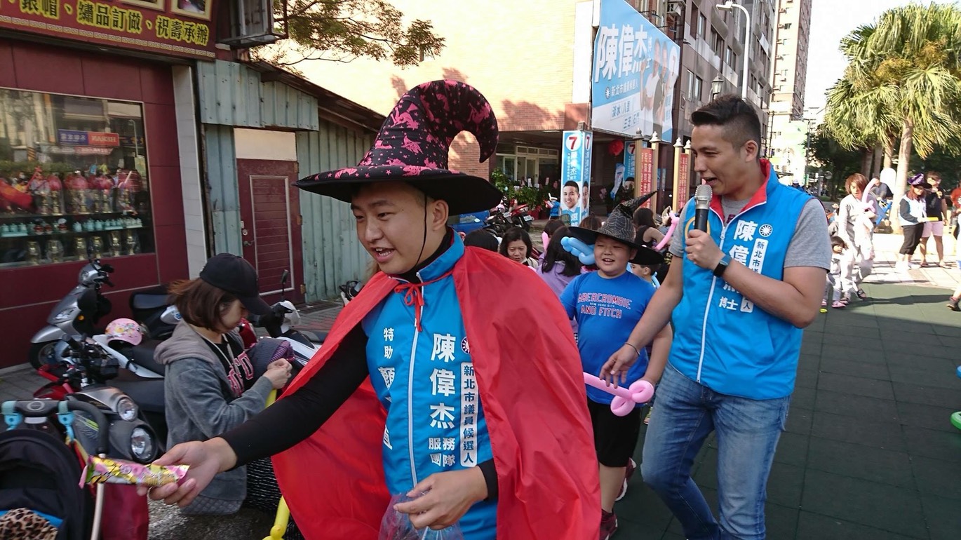 警方查出國民黨新北市議員候選人陳偉杰（右）的特助顏暐恆（左戴帽者），就是冒用呂孫福名義開設假粉專的嫌疑人。（翻攝陳偉杰臉書）