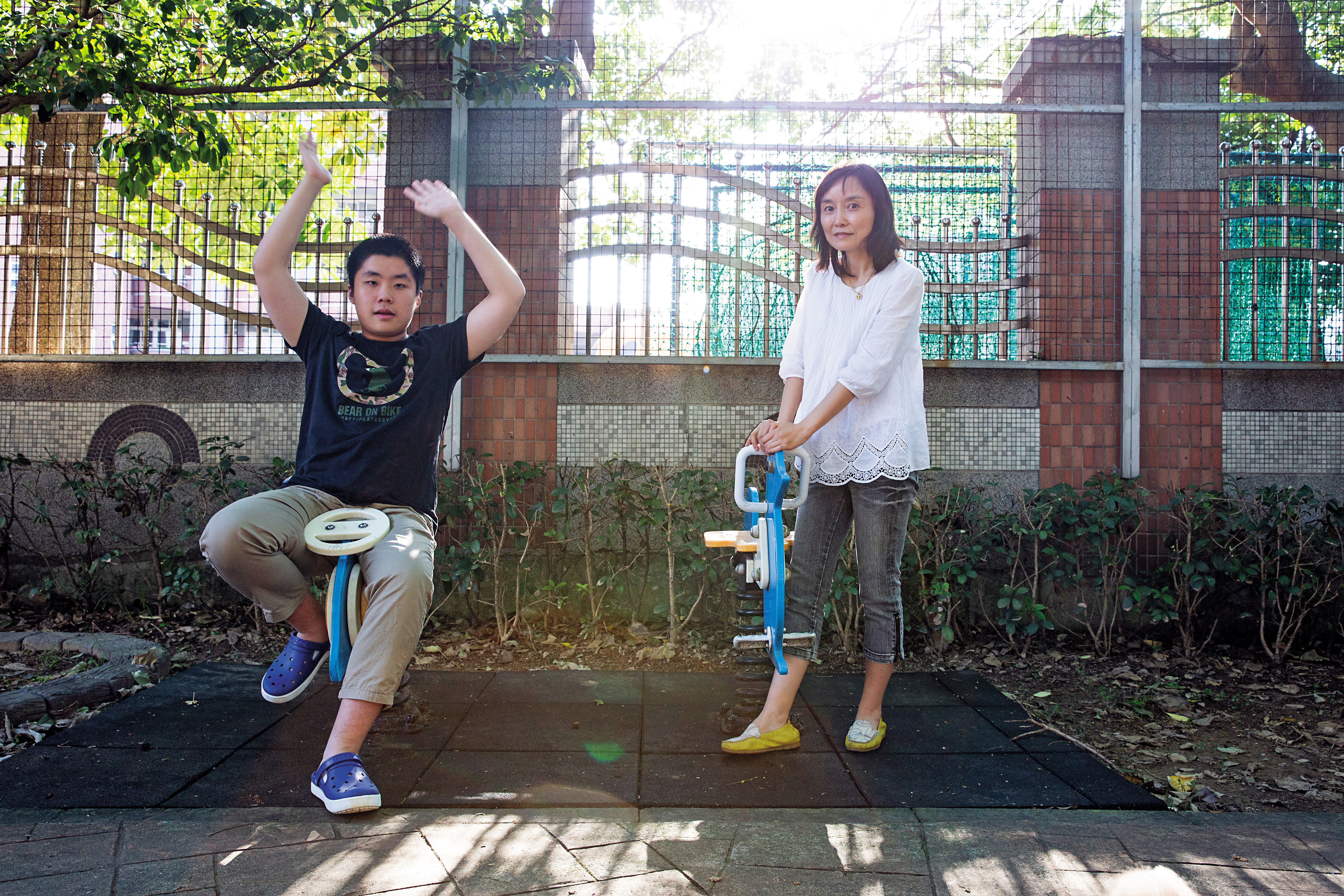 游高晏（左）的誕生，曾是「晏媽」唐雅婷（右）療傷的希望，後來卻成為噩夢；直到游高晏學會打字，晏媽才發現他不僅不笨，還有異常豐富的心靈世界。