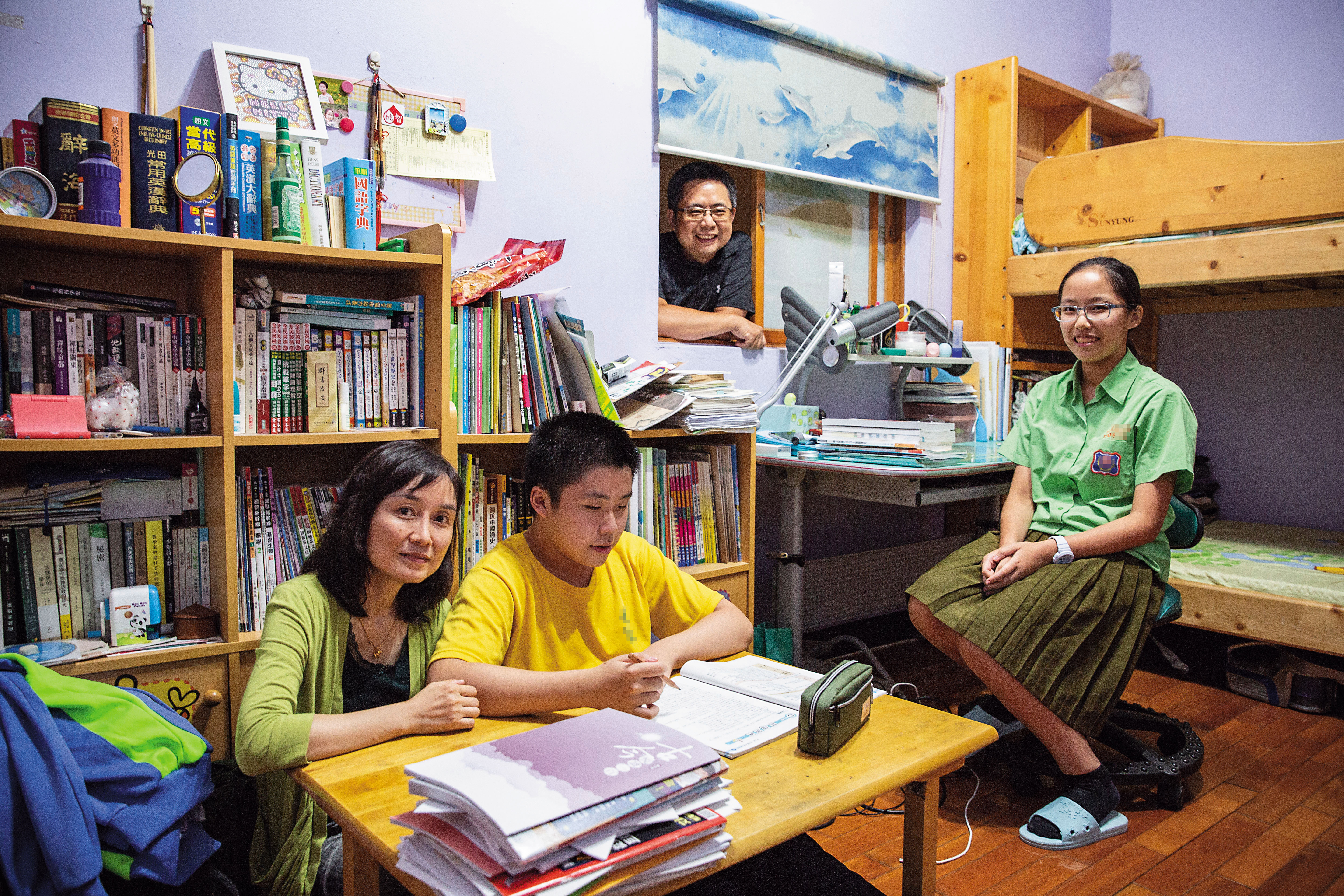 游高晏（左2）一家人感情極好，每晚8點左右，晏媽唐雅婷（左1）會陪游高晏在女兒游苡琛（右1）的房間完成回家作業。