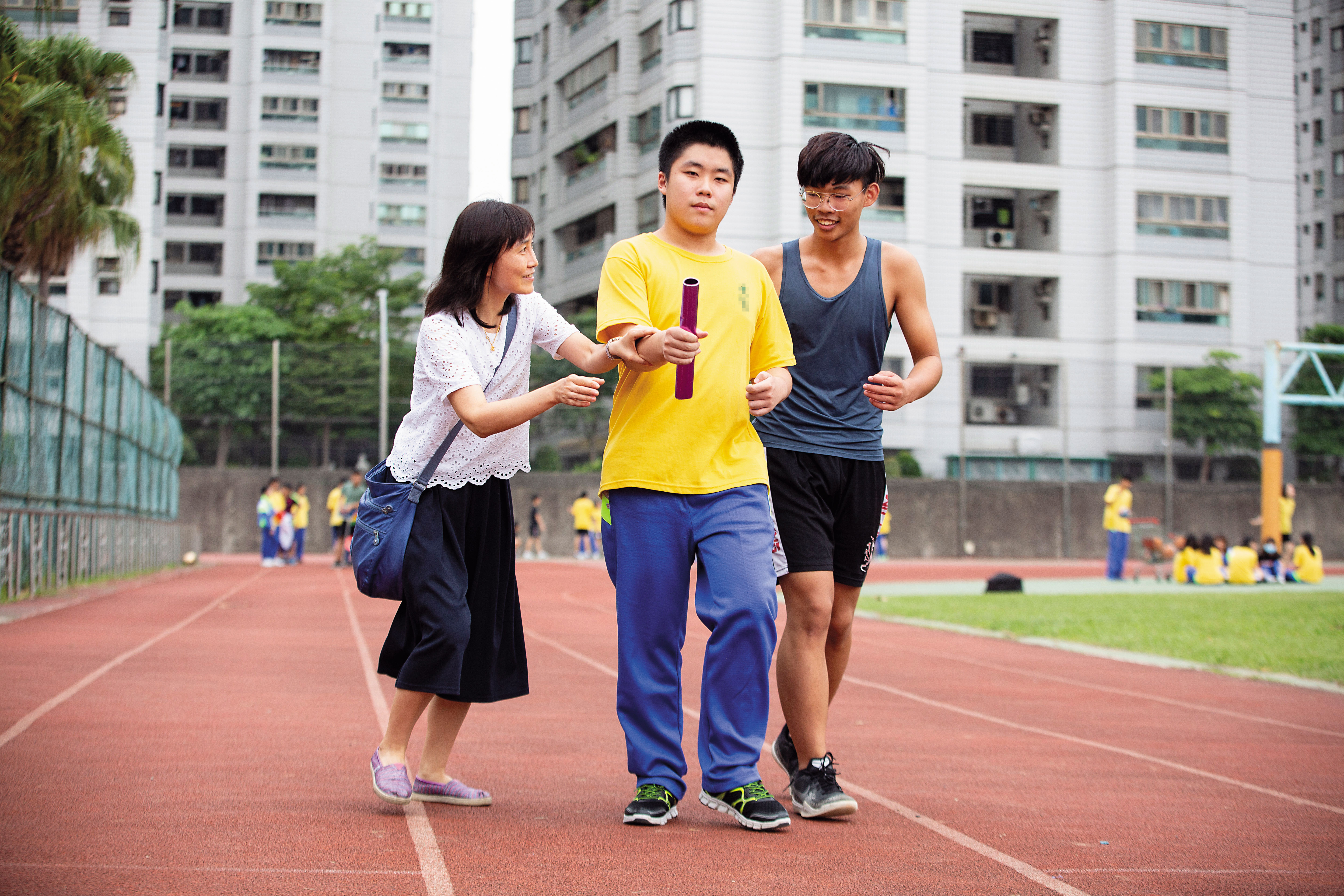 游高晏（中）肢體不協調，雖然無法參加班上的大隊接力，但他很享受融入群體生活的感覺。