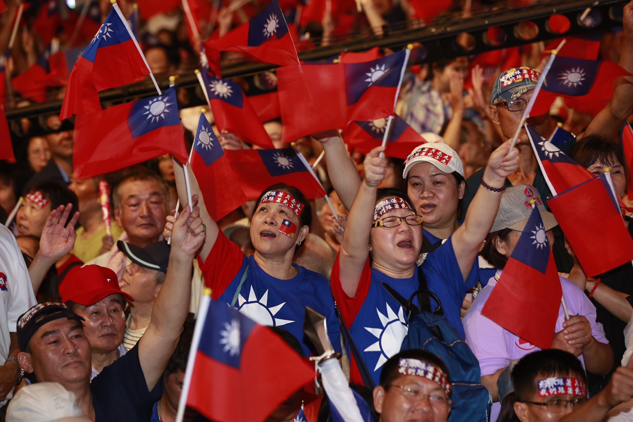 依《三立新聞》高雄市長民調指出，綠營陳其邁支持度為44.3％，藍營韓國瑜支持度43.2％，兩人僅差1.1％。