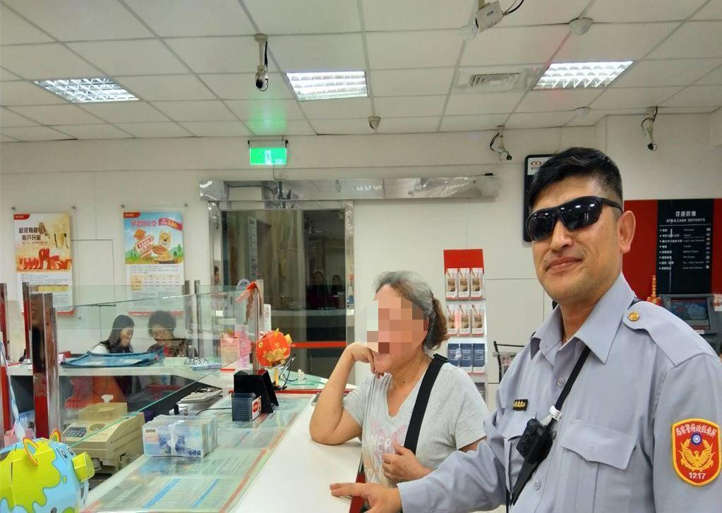 警員趙志雄成功攔阻詐騙案,並陪同吳婦到銀行回存存款。(翻攝畫面)