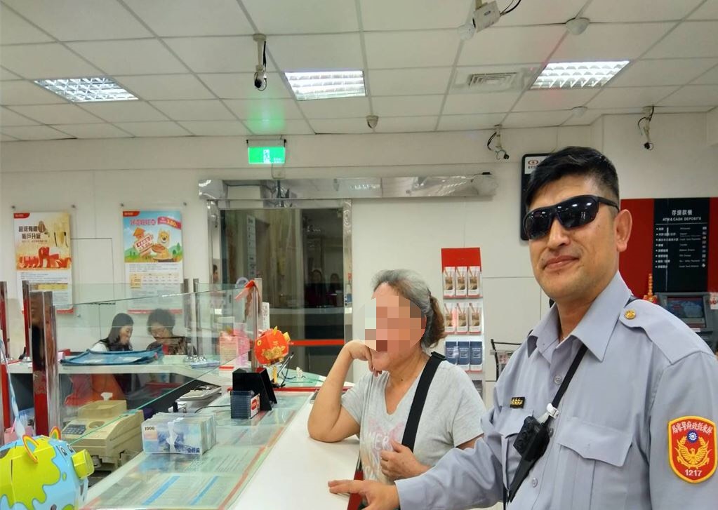 警員趙志雄成功攔阻詐騙案，並陪同吳婦到銀行回存存款。（翻攝畫面）