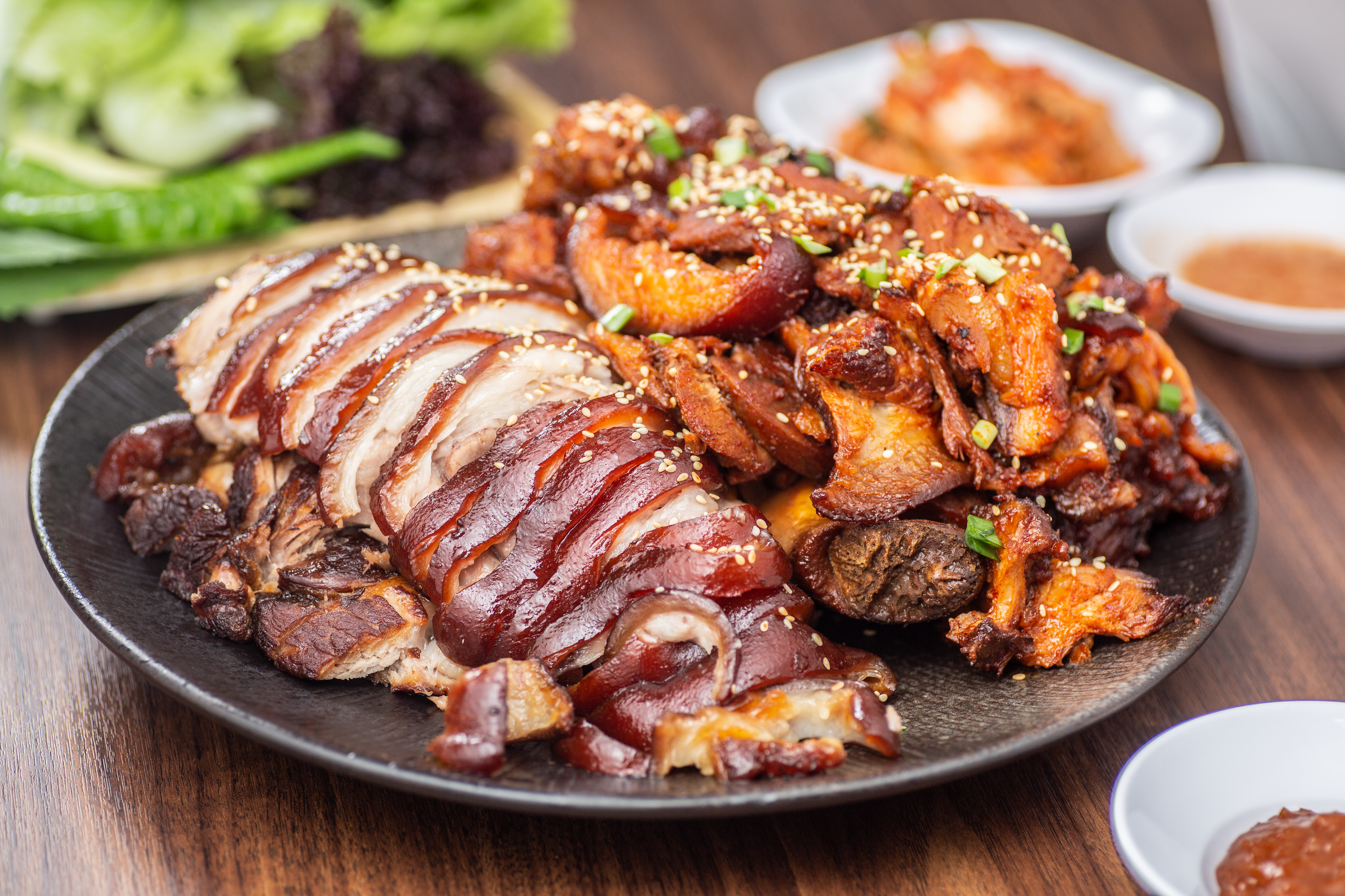 「半半豬腳」一半原味，一半炭火拌烤，色澤紅潤，光看即胃口大開。（1,250元／大份）