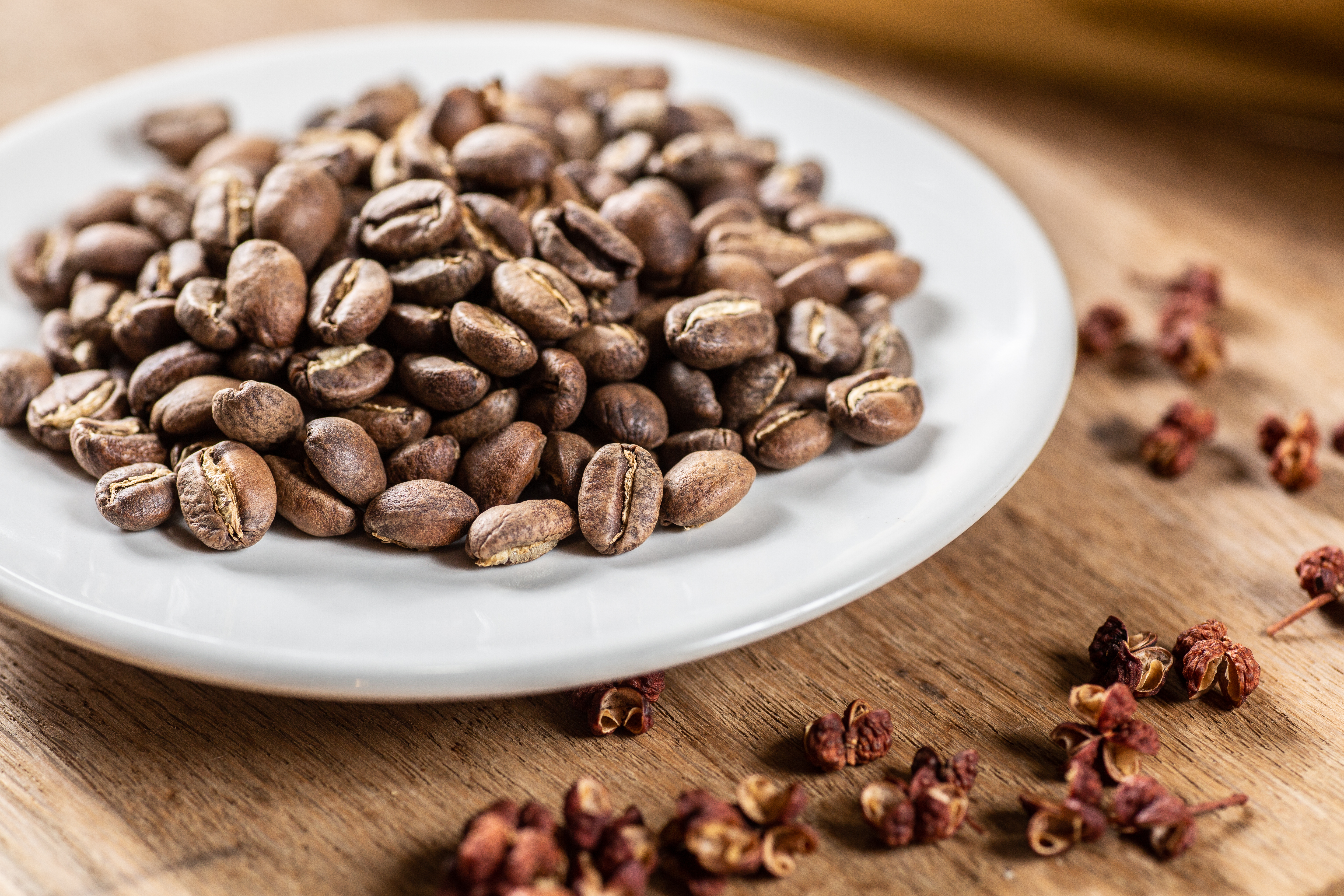 「元益與寶來咖啡」獨特的中藥咖啡，從原豆就以花椒、八角及丁香自家烘焙。