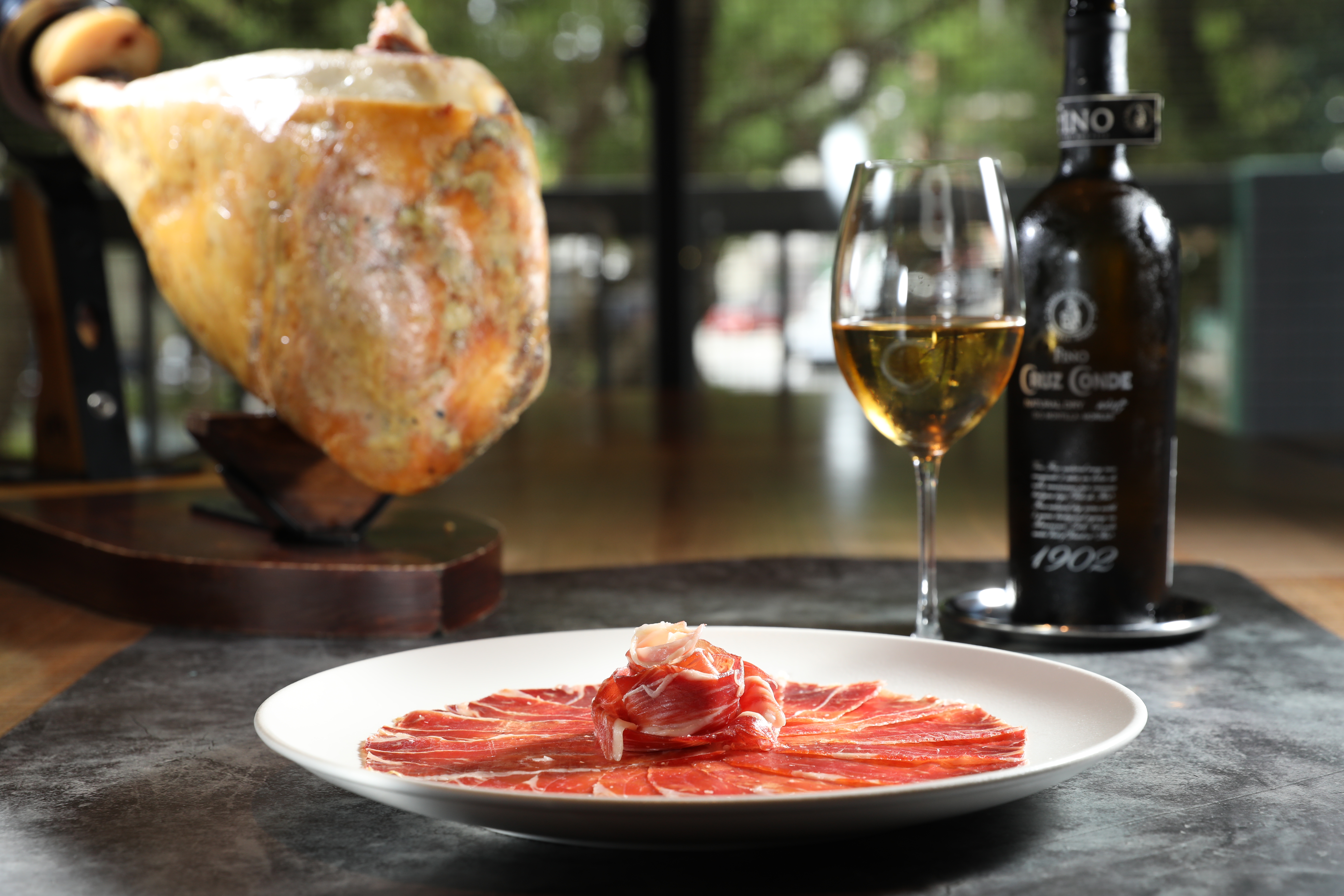 「克魯茲伯爵莊園未加烈FINO」（350元／杯、1,200元／瓶）和「西班牙Bellota等級36個月風乾伊比利生火腿」（925元／50g）是經典CP組合。