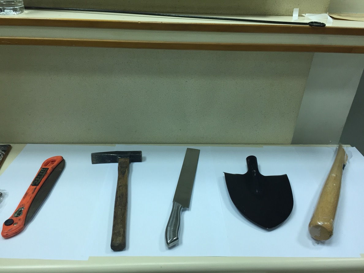 雙方攜帶刀械、棍棒、榔頭等凶器。（翻攝畫面）