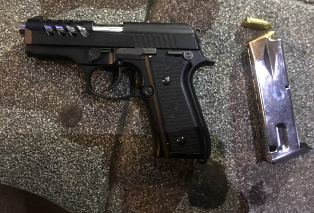 手提包內被警方搜出改造槍枝以及子彈，西餐廳服務生卻辯稱是在公園撿到的。（警方提供）