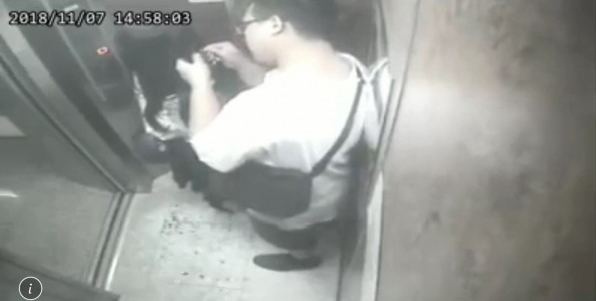 男子藉口抓蜘蛛，撥弄女子頭髮。（爆料公社）