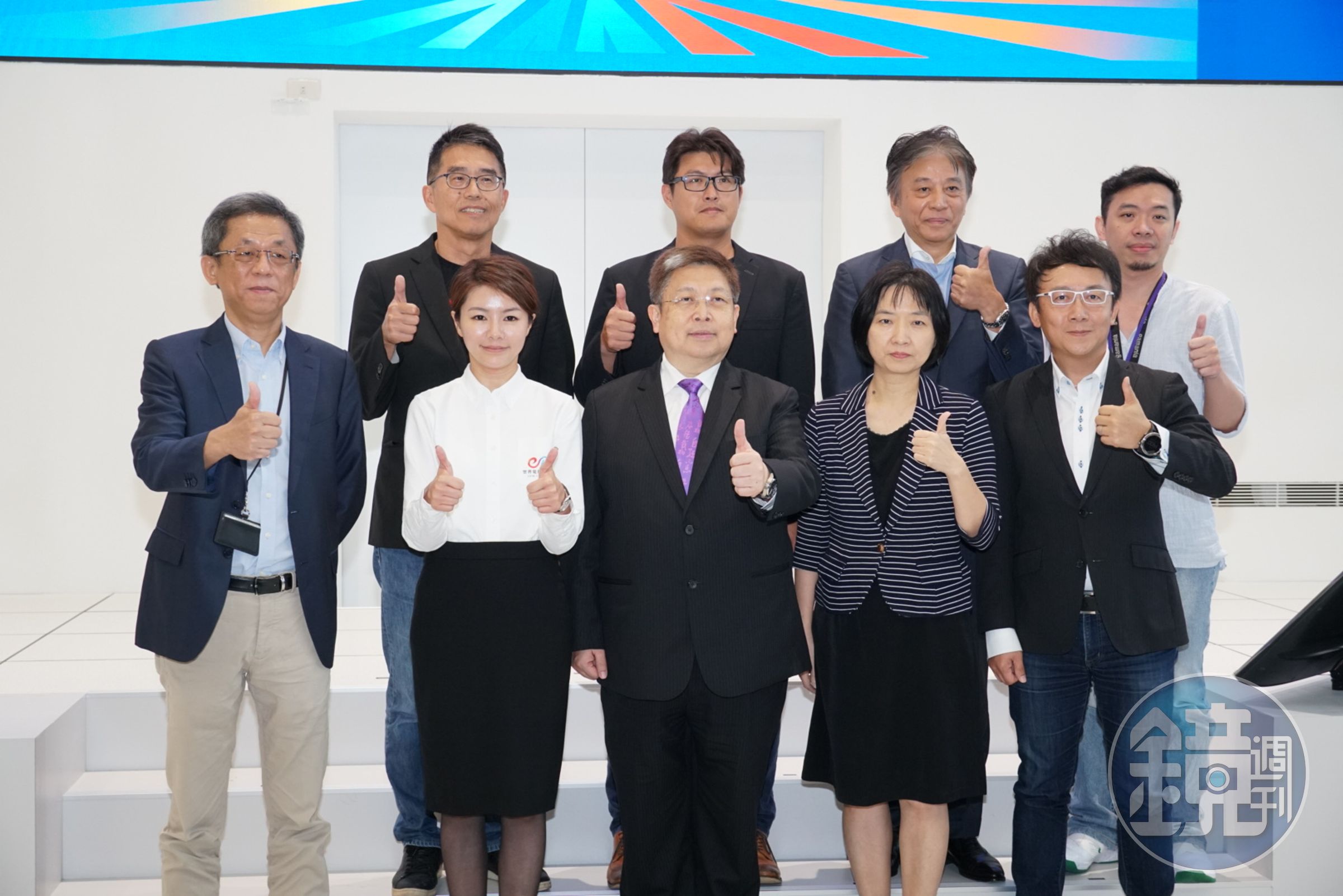 本次國際電競高峰論壇的與會講者，前排左起為智崴集團執行長歐陽志宏、台灣電競聯盟董事長徐培菁、威剛科技董事長陳立白，前排右為中華電信由行銷處協理陳建志，後排由左起為AOC亞太地區總經理吳仁魁、HTC台灣區總經理陳柏諭、日本電競聯合會會長岡村秀樹、橘子集團GASH營運長呂俊賢。