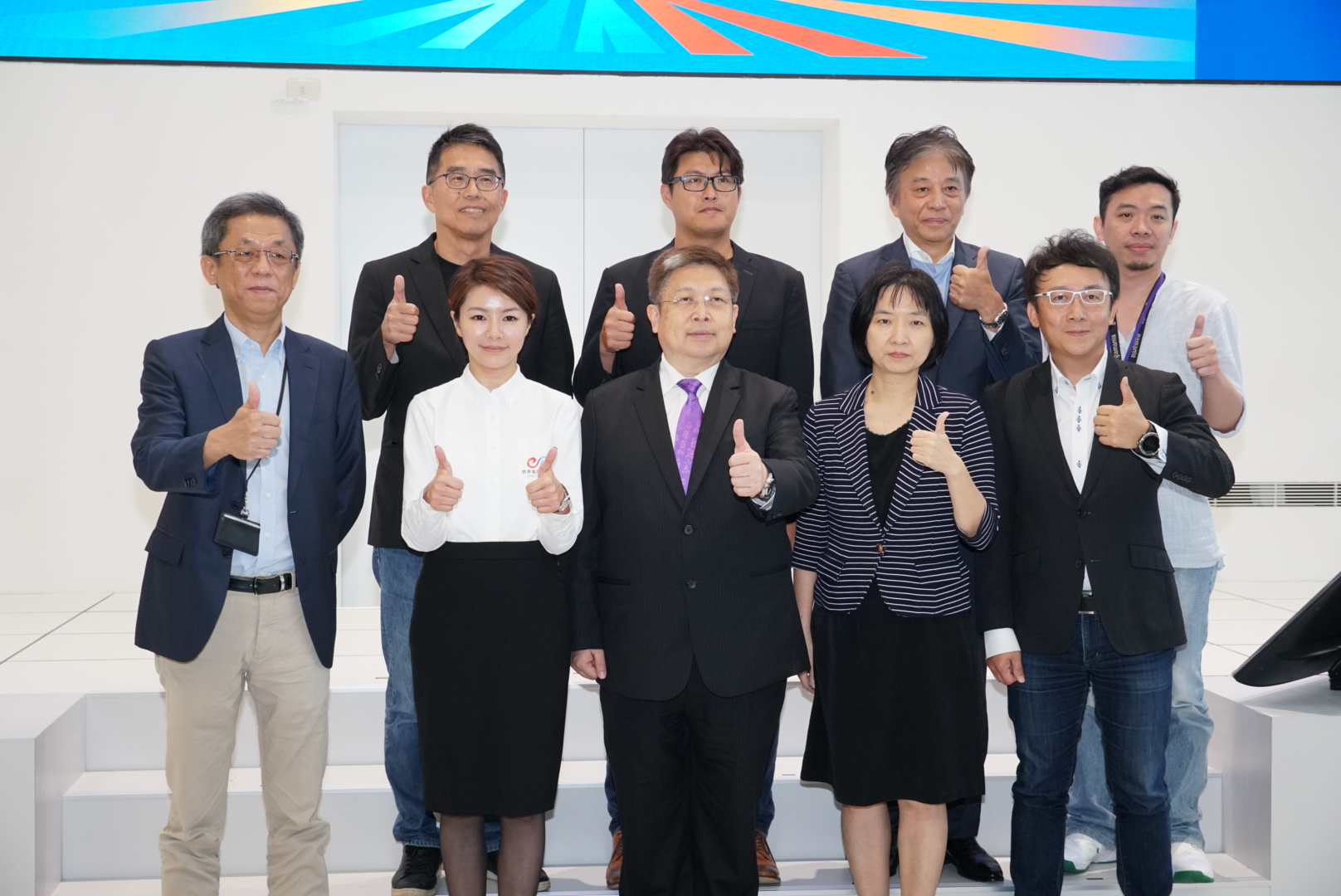 本次國際電競高峰論壇的與會講者，前排左起為智崴集團執行長歐陽志宏、台灣電競聯盟董事長徐培菁、威剛科技董事長陳立白，前排右為中華電信由行銷處協理陳建志，後排由左起為AOC亞太地區總經理吳仁魁、HTC台灣區總經理陳柏諭、日本電競聯合會會長岡村秀樹、橘子集團GASH營運長呂俊賢。