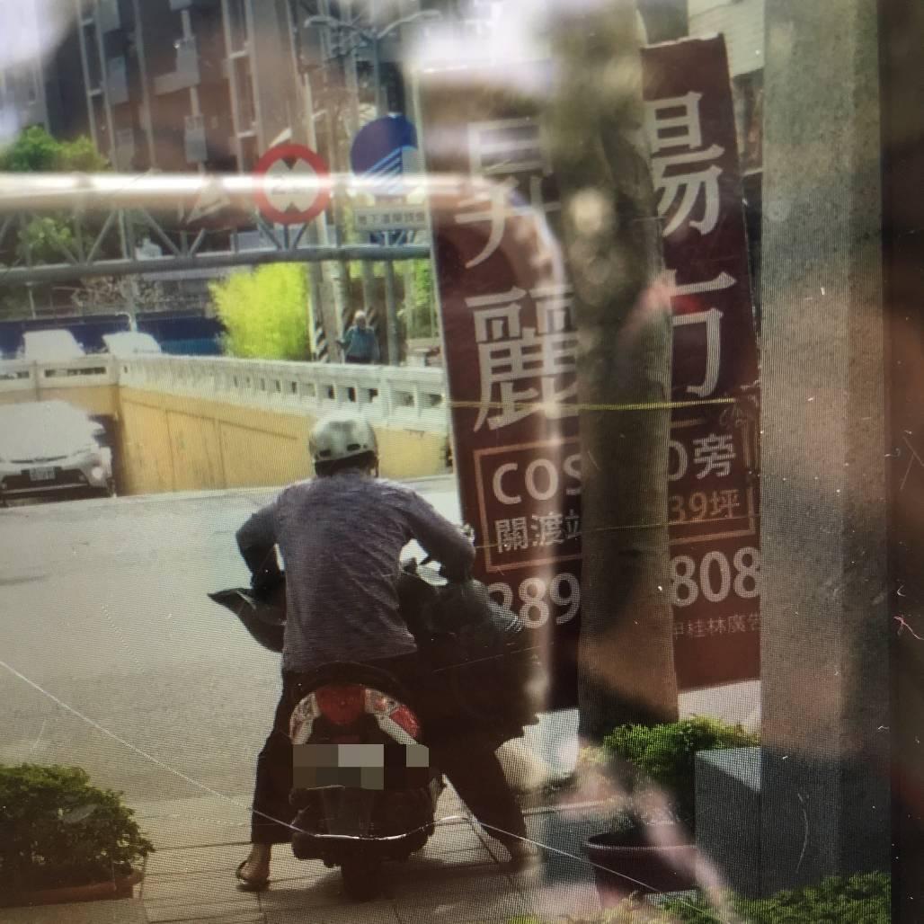 李嫌騎機車載運石敢當，但因不易搬運將其棄置。（翻攝畫面）