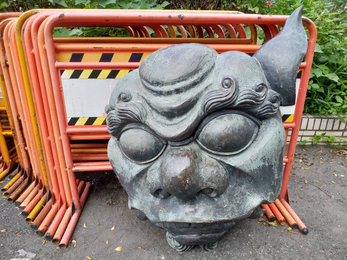 裝置藝術石敢當因重量太重，被李嫌棄置路旁。（翻攝畫面）