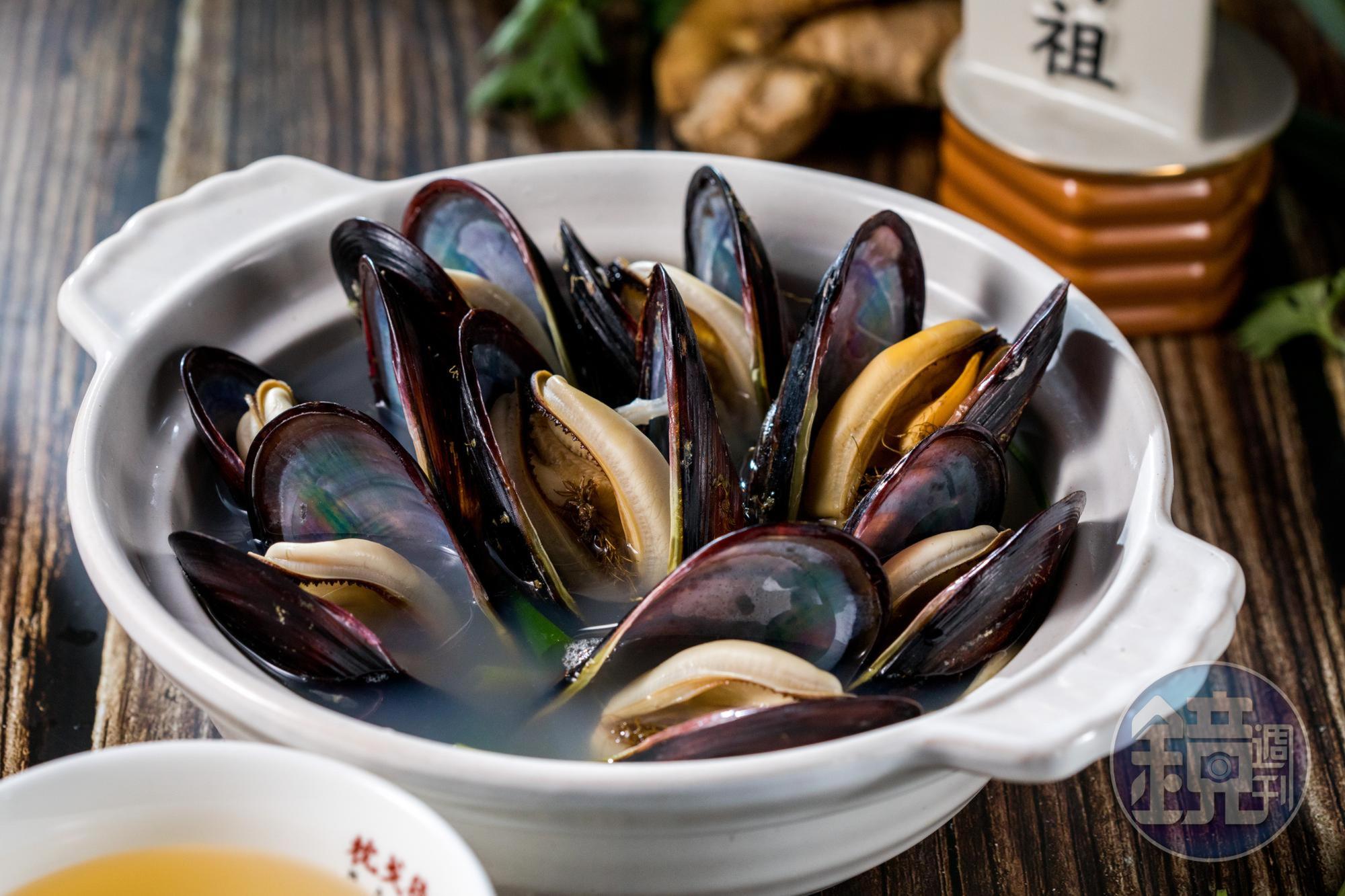 「薑味淡菜湯」貝肉脆甜,調味清簡卻能不腥。(360元/大份)