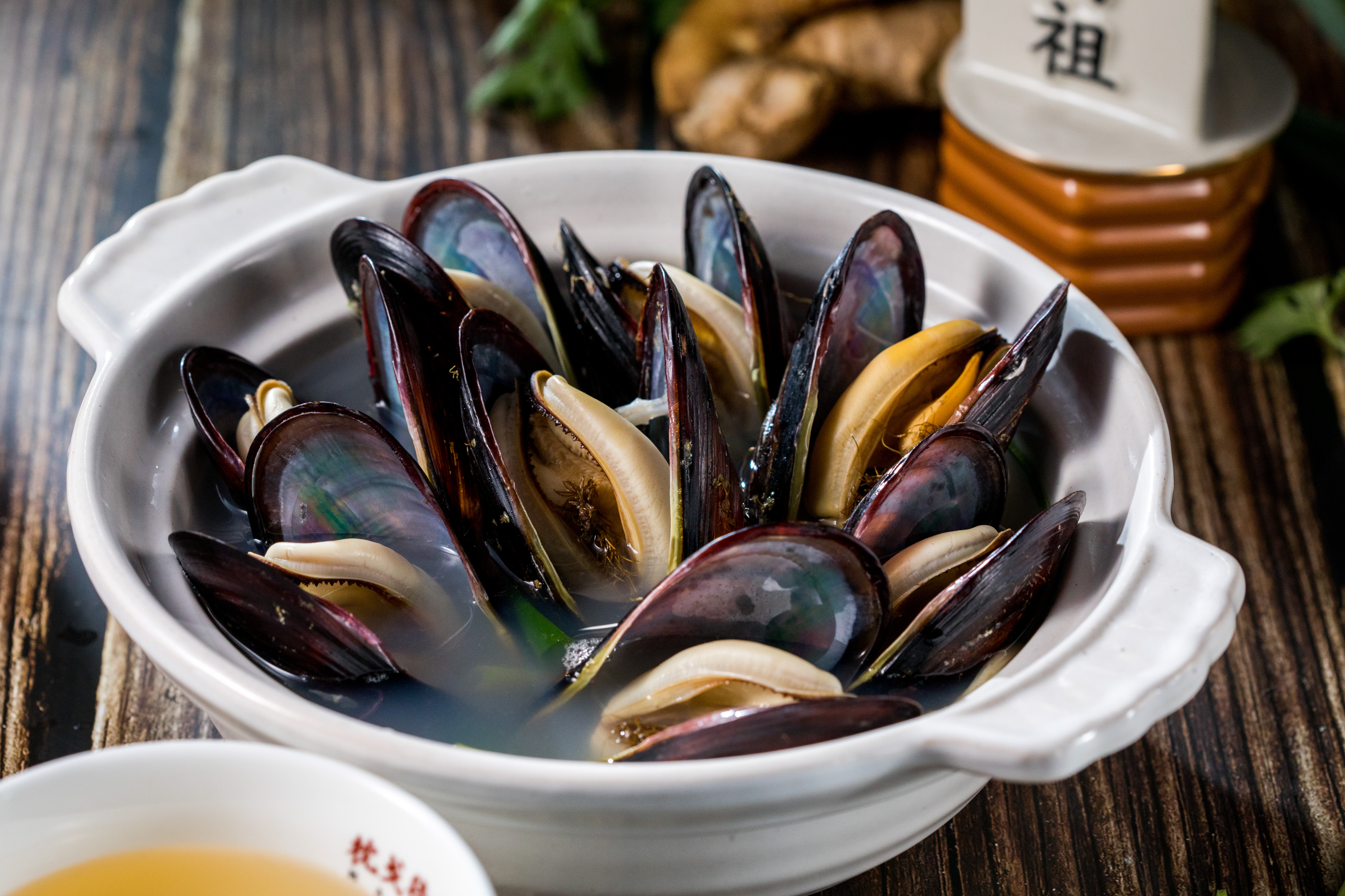 「薑味淡菜湯」貝肉脆甜，調味清簡卻能不腥。（360元／大份）