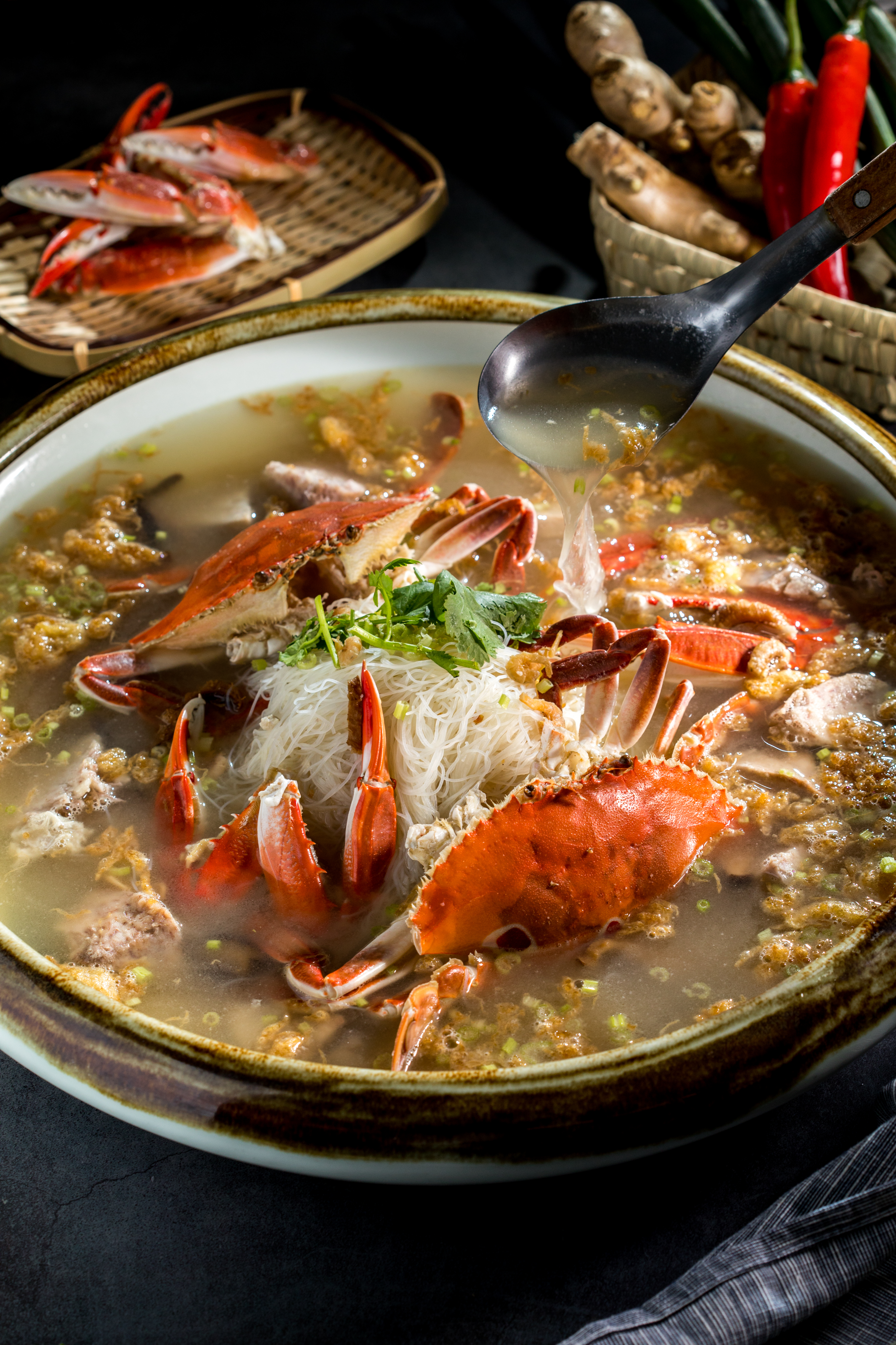 「三點米粉湯」湯頭有胡椒暖胃，三點蟹的鮮甜浸透蛋酥和芋角。（時價，圖中約600元）