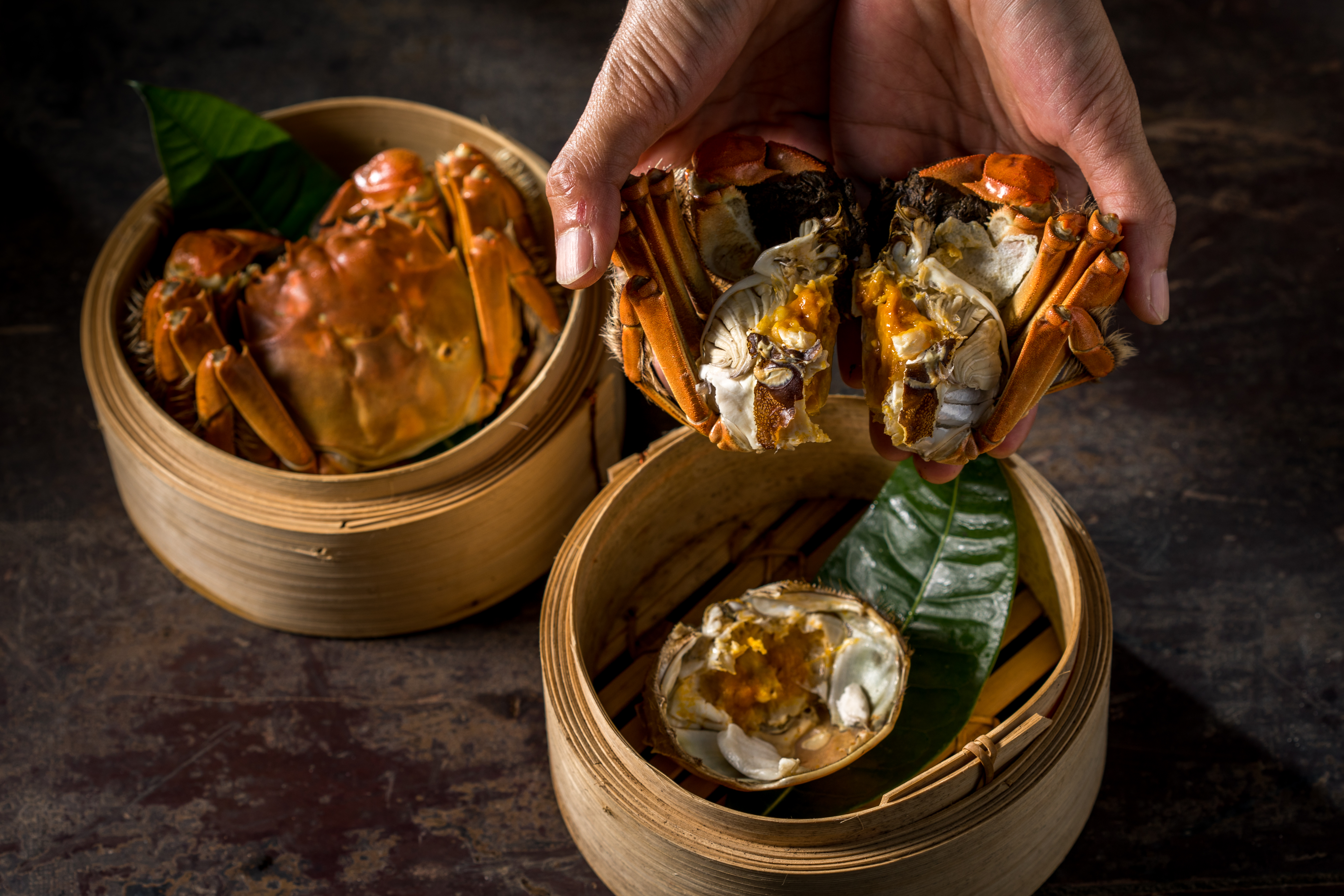 「清蒸」還是最能吃到大閘蟹美味的不敗方法。（以兩計價，不另收料理費）