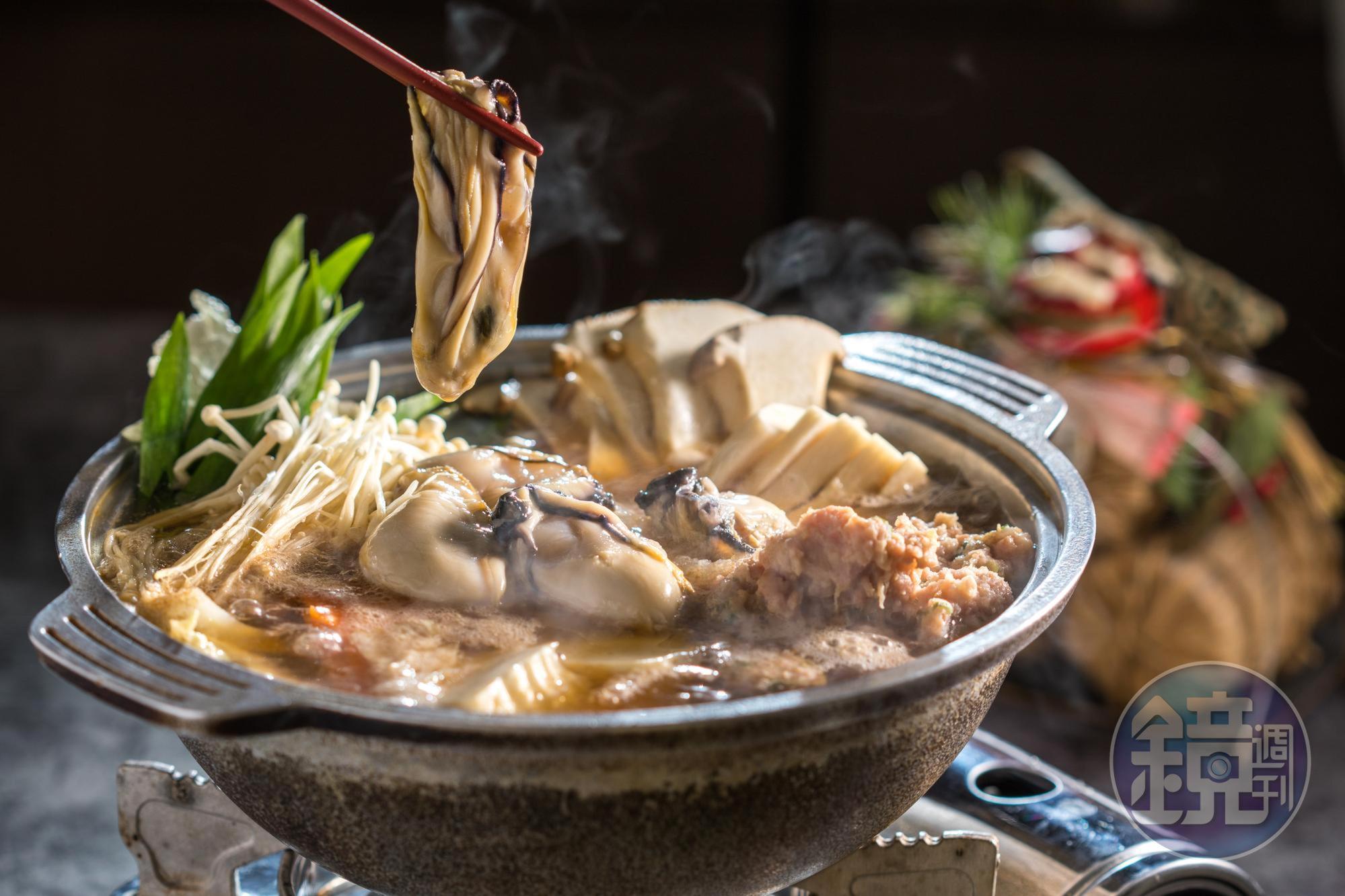 拼大 「牡蠣鍋」在柴魚昆布湯頭中加入如雪花的蘿蔔泥，肥美牡蠣蘸著酸桔醋吃格外爽口。（980元／份）