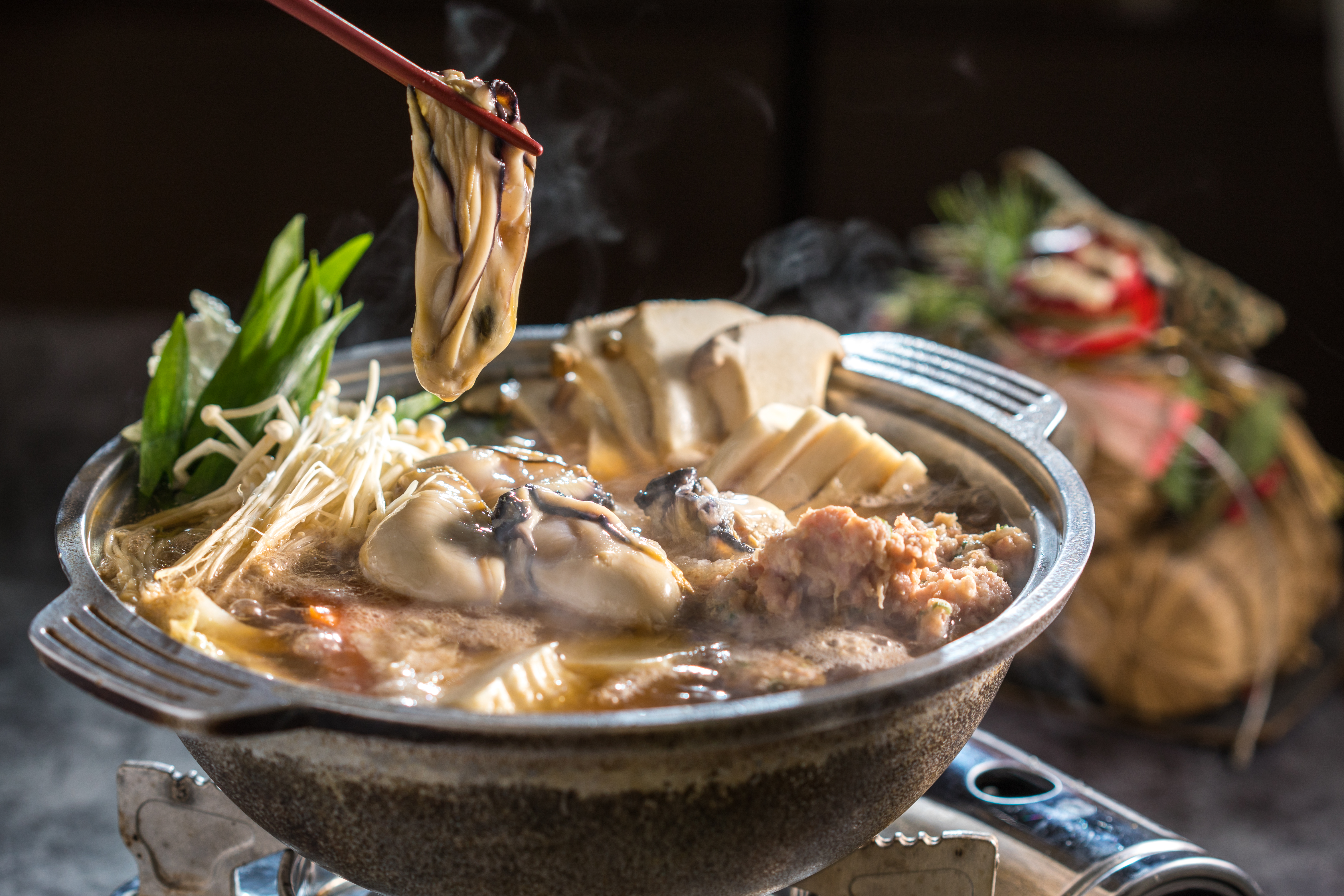 拼大 「牡蠣鍋」在柴魚昆布湯頭中加入如雪花的蘿蔔泥，肥美牡蠣蘸著酸桔醋吃格外爽口。（980元／份）