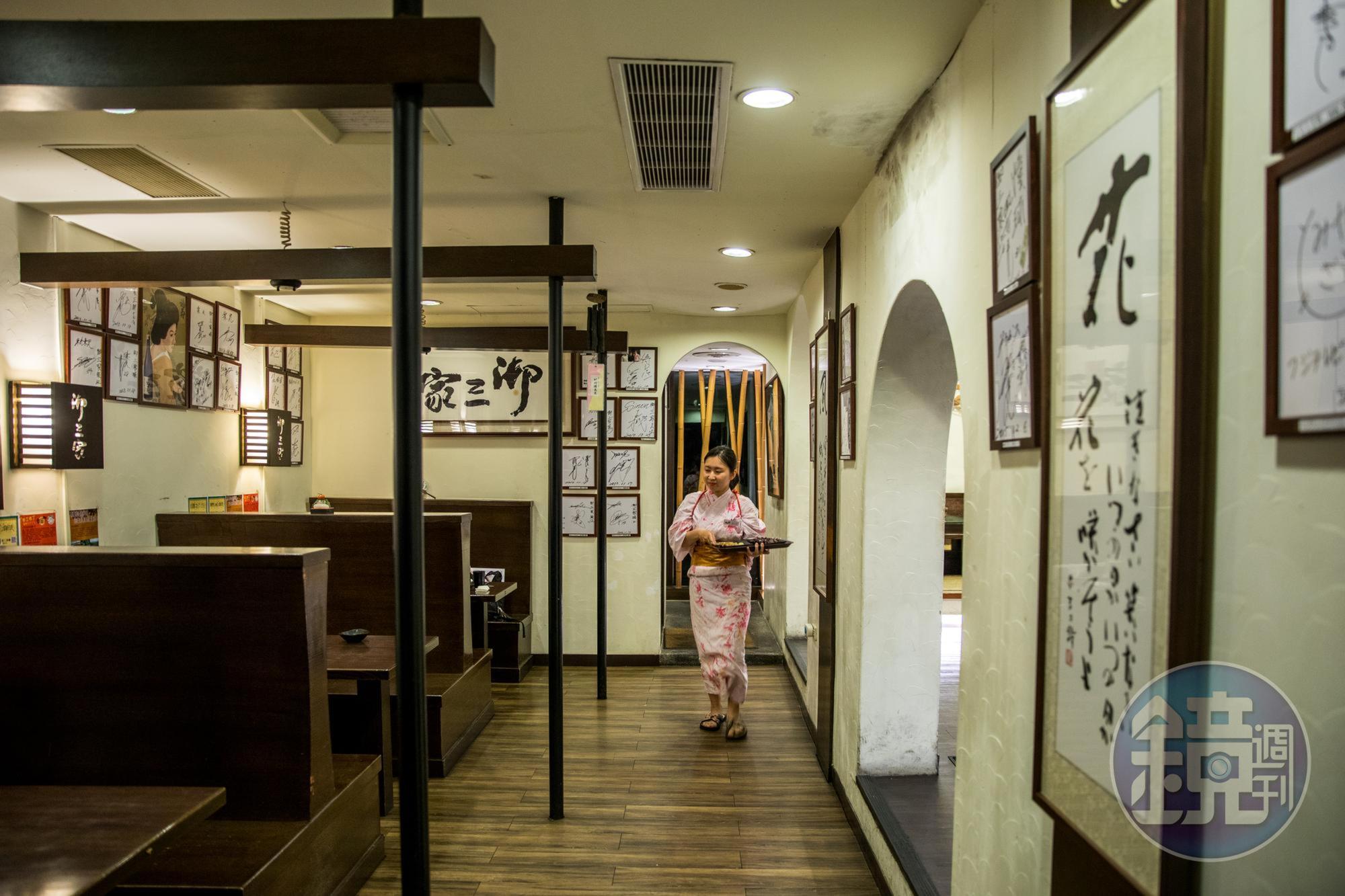 店內牆上掛有許多日本職棒選手的簽名。