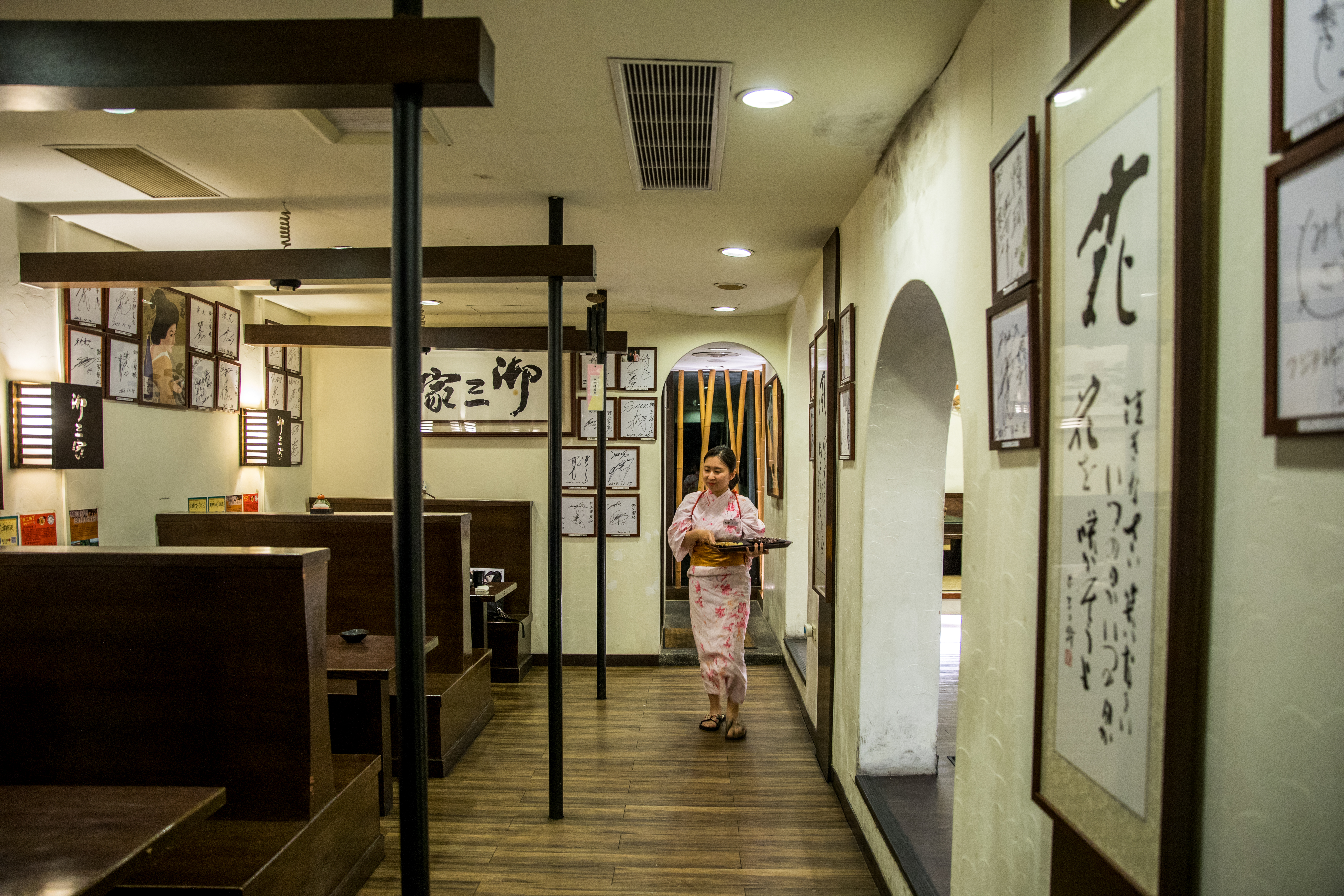 店內牆上掛有許多日本職棒選手的簽名。