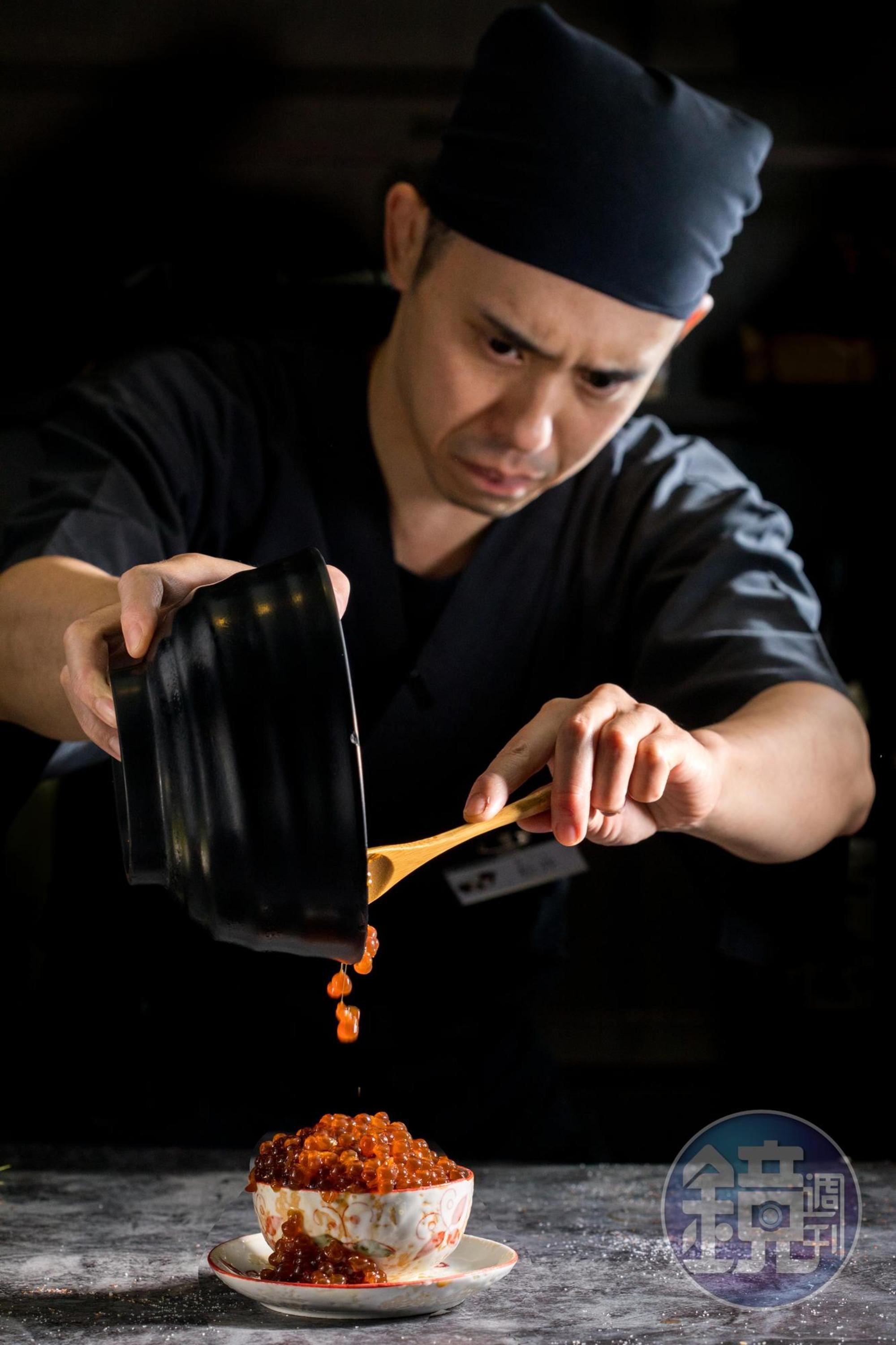 魚卵漫出碗外的「羅臼鮭魚卵飯」是主廚松井大樹家鄉的漁師料理，桌邊服務時，主廚邊倒還會邊學漁夫吆喝。（880元／份）
