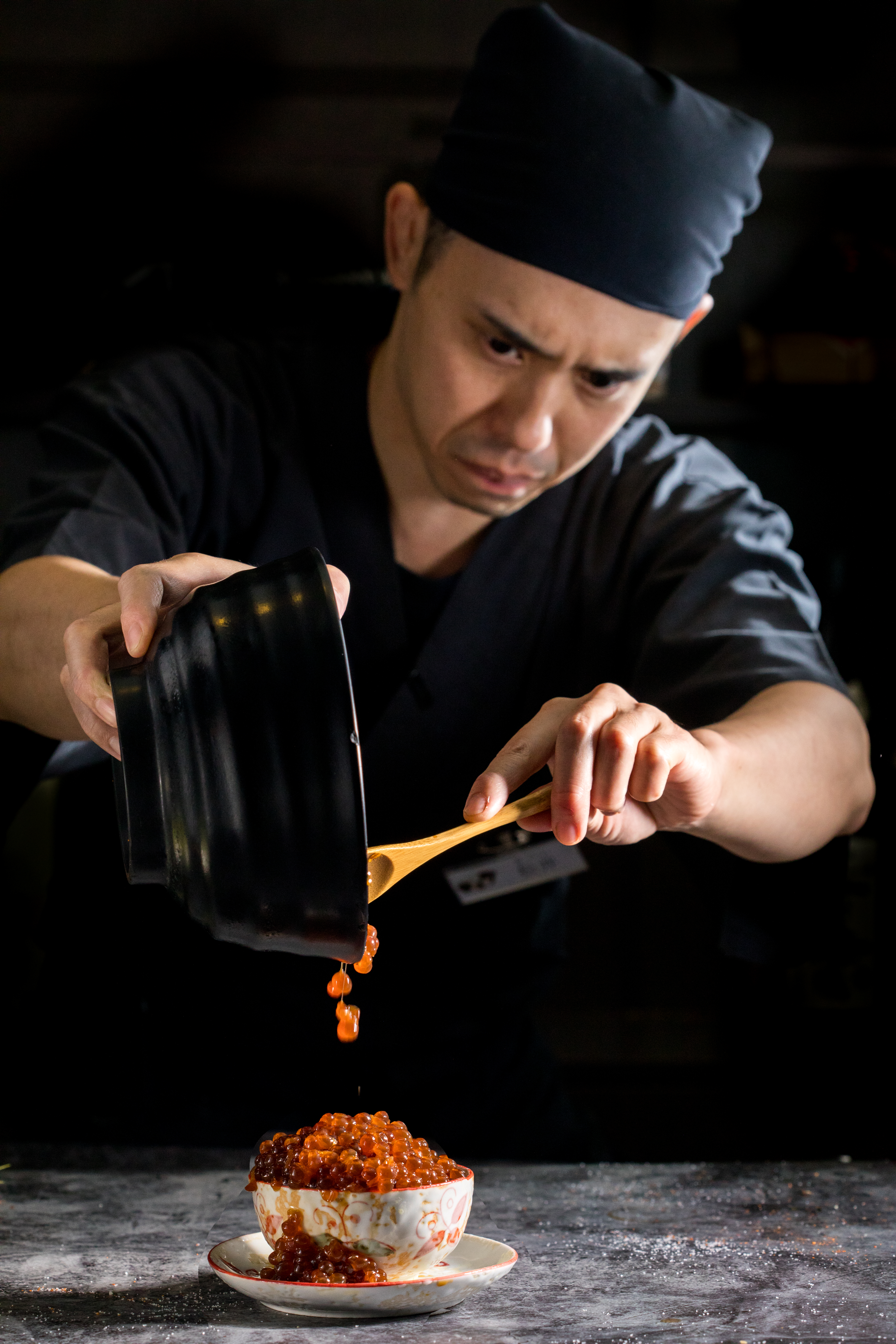 魚卵漫出碗外的「羅臼鮭魚卵飯」是主廚松井大樹家鄉的漁師料理，桌邊服務時，主廚邊倒還會邊學漁夫吆喝。（880元／份）