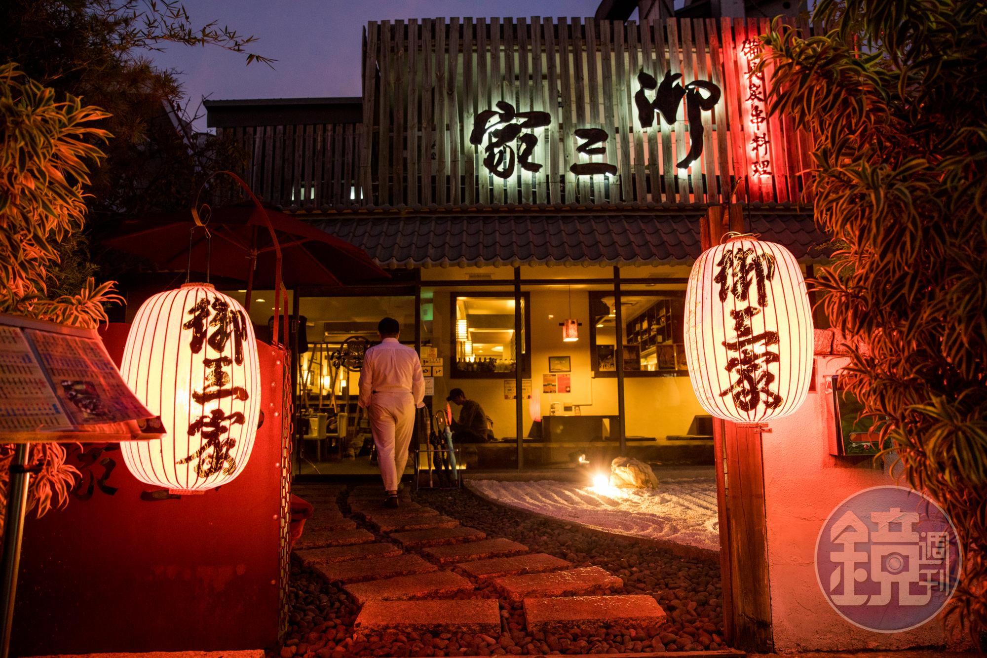 或許因為老闆出身奈良，店門口看得到很有古都風的枯山水造景。