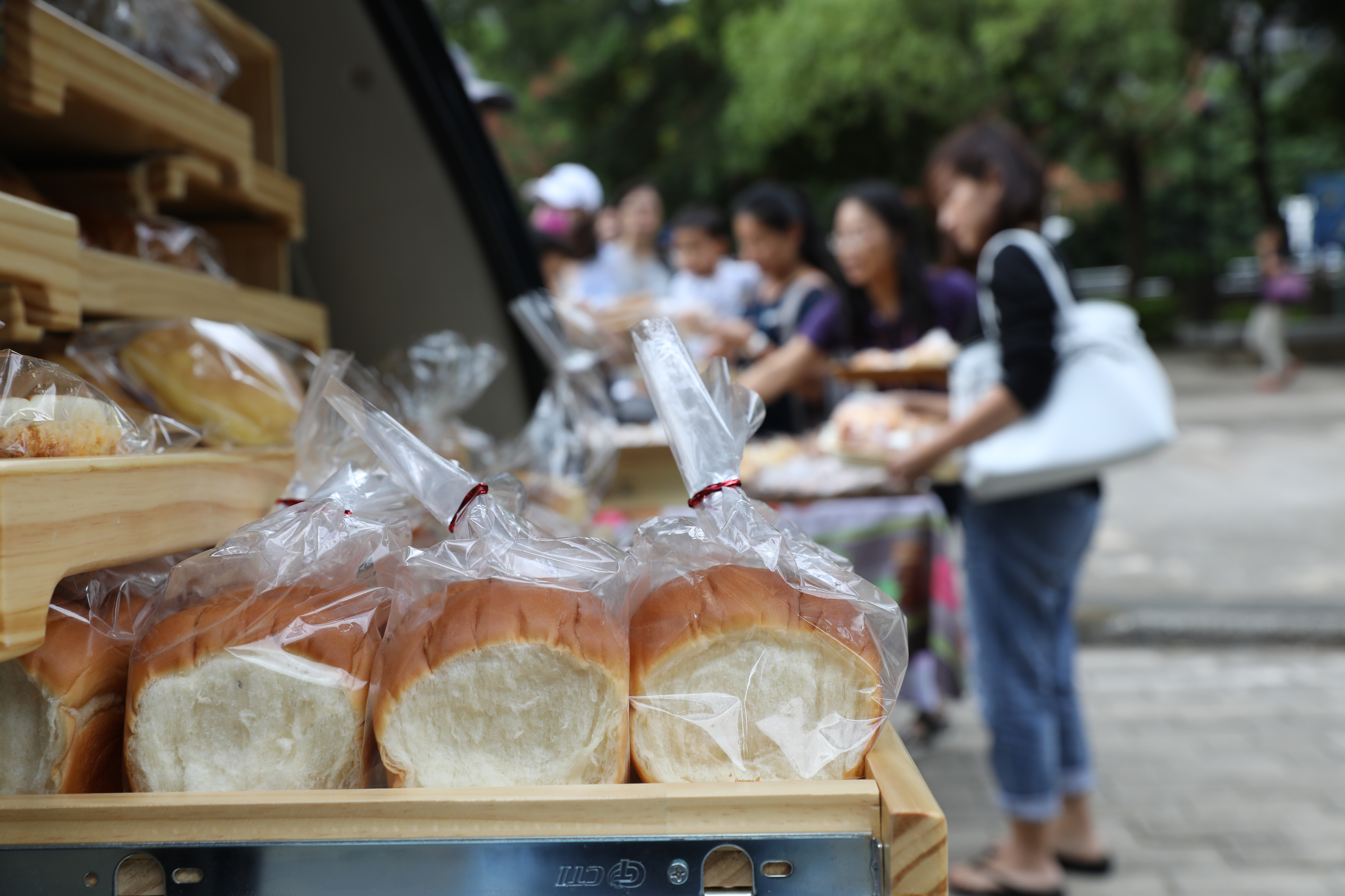 「安德尼斯烘焙坊」的 麵包車每個月不定期出現在三峽，許多粉絲不遠千里而來。