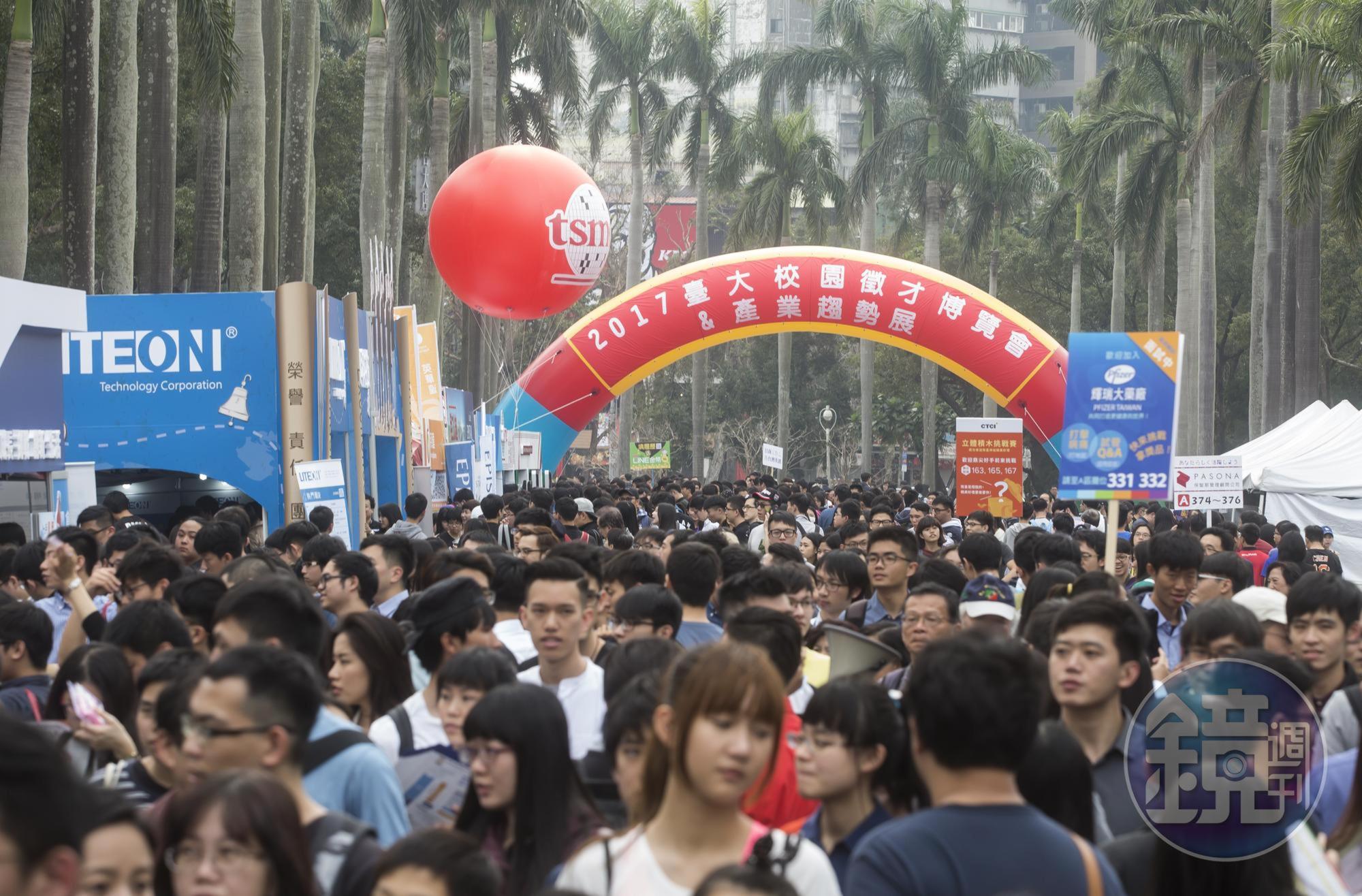 立法院今（9日）三讀通過，未來雇主徵才4萬元以下，薪資不得面議。