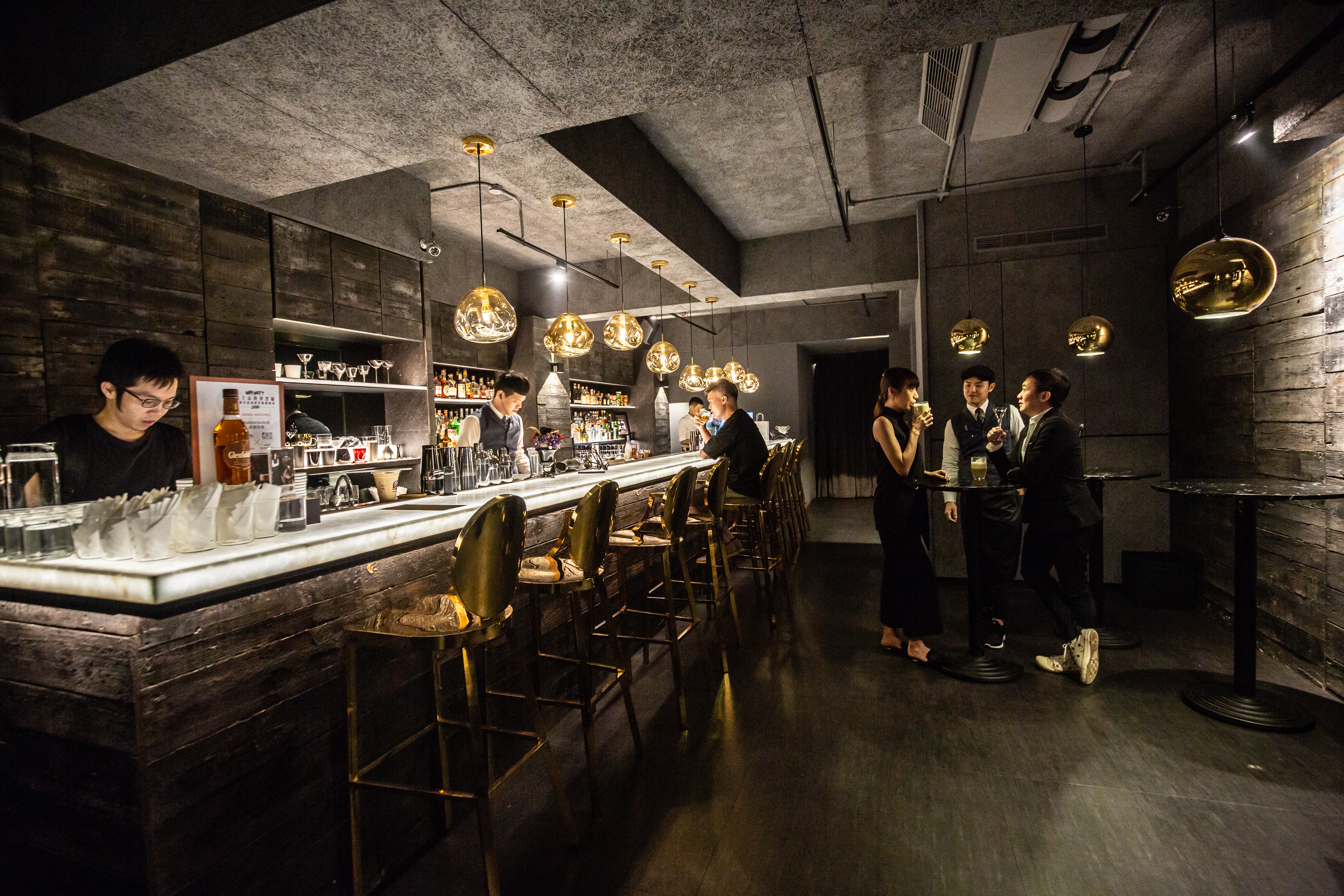 主打Speakeasy的「PUN」，黑色室內加上間接照明，讓吧台有如夜空中的浮島。