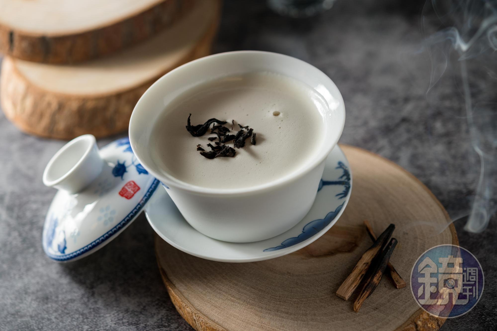 「百香烏龍」在果香茶香間燃起檀香，加上高粱的勁道，對上存在感十足的川菜正好。（350元／杯）