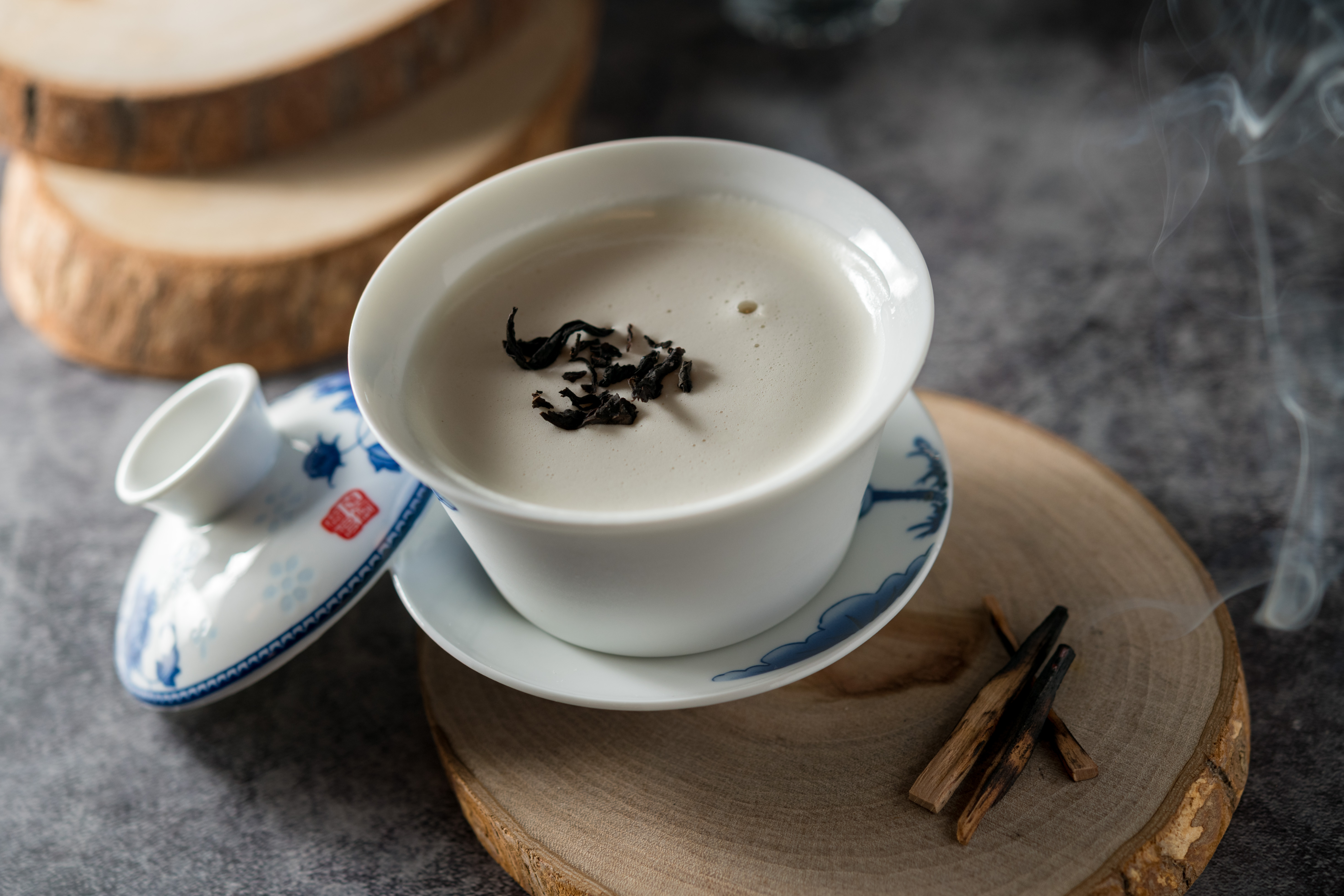 「百香烏龍」在果香茶香間燃起檀香，加上高粱的勁道，對上存在感十足的川菜正好。（350元／杯）