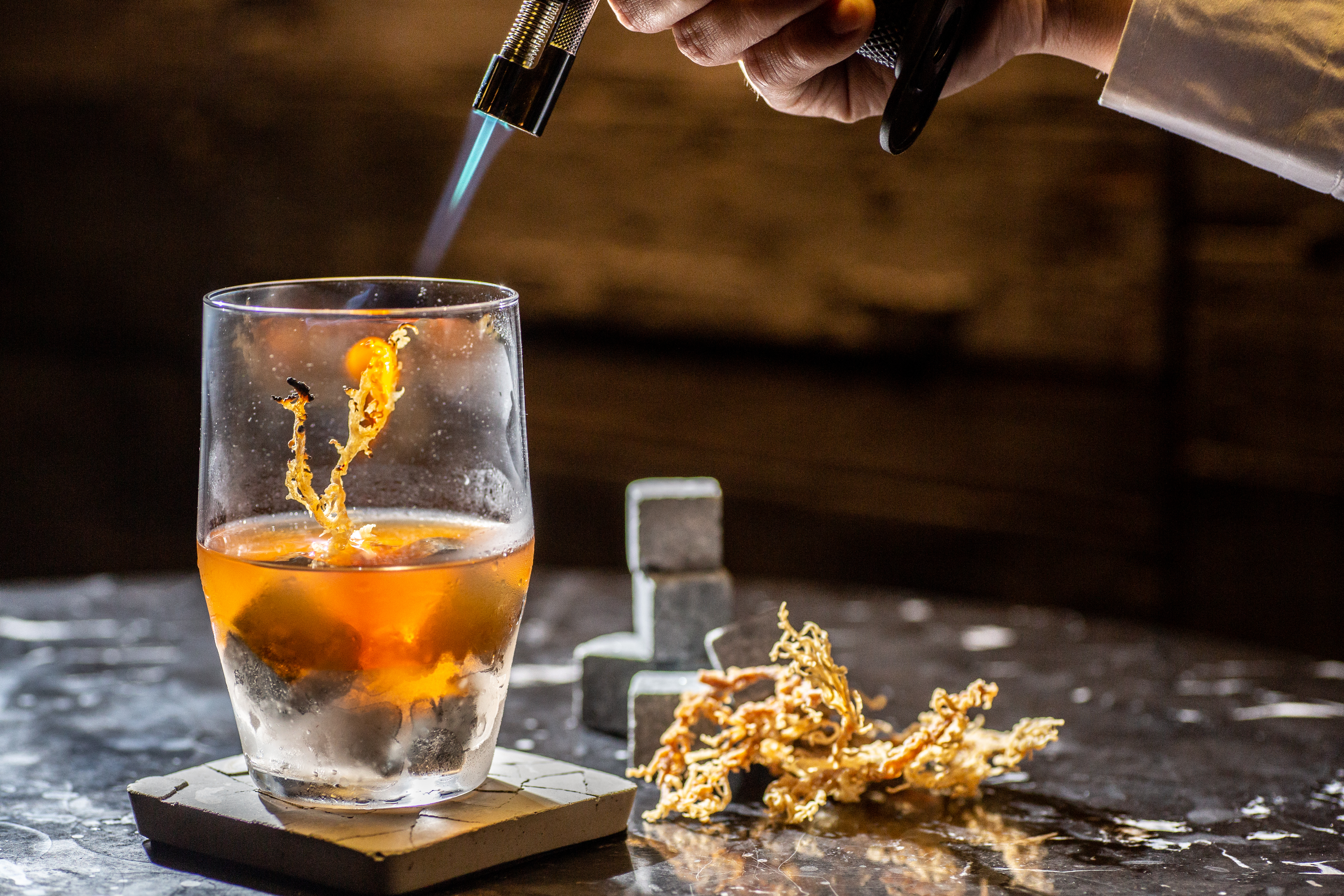 「St. Carol」以冰石和珊瑚草堆出海岸印象，泥煤與蒜精令人印象深刻。（450元／杯）