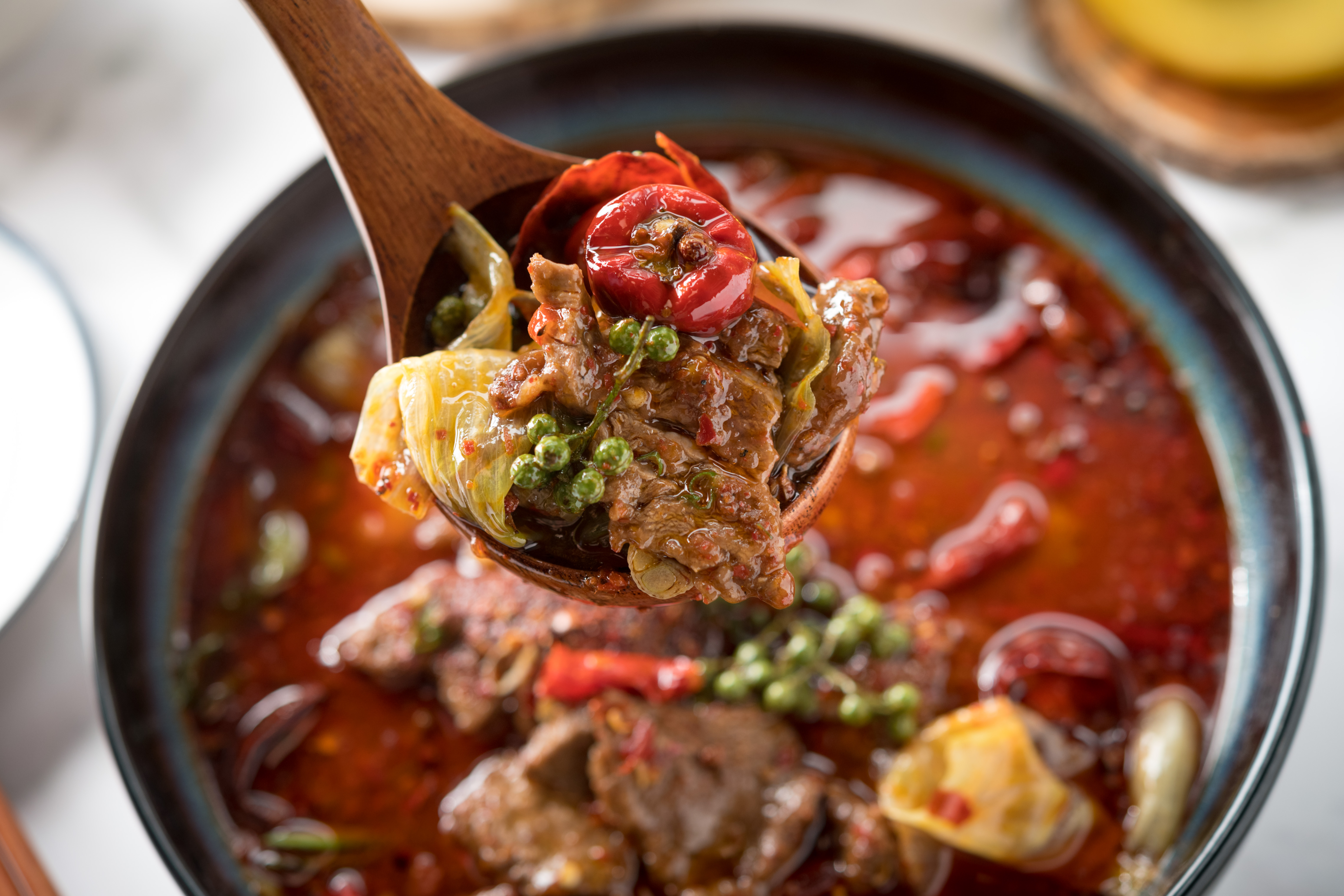 「雙椒水煮菲力牛」用的是厚切澳洲牛，肉質卻保持軟嫩，藤椒麻、泡椒辣、郫縣豆瓣鮮，堪稱白飯殺手。（680元／份）