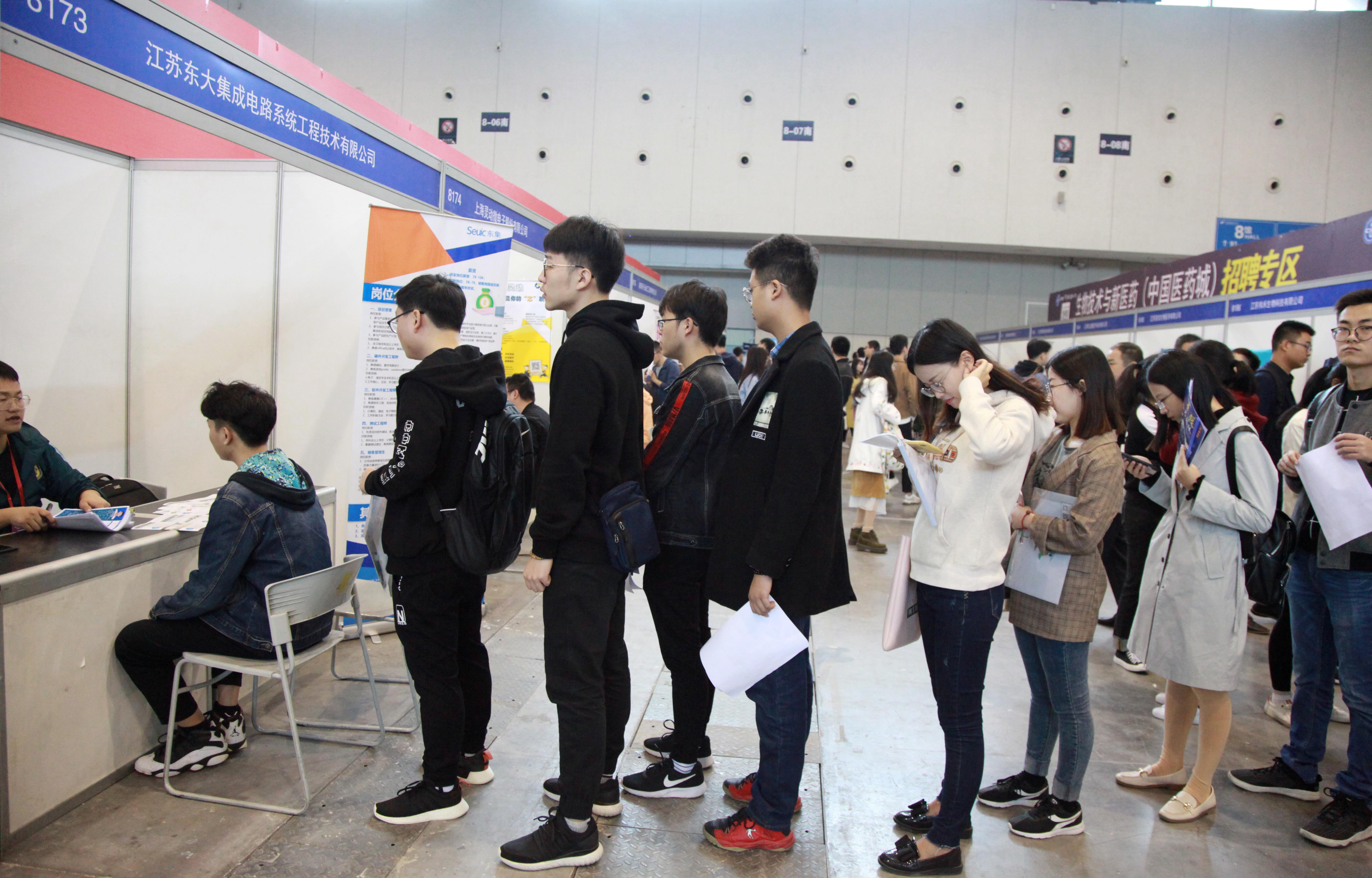 立院今（9日）三讀通過《就業服務法》部分條文修正，未來雇主在招聘員工時，薪資未達4萬元不可寫「面議」，否則將處以30萬罰緩。（東方IC）