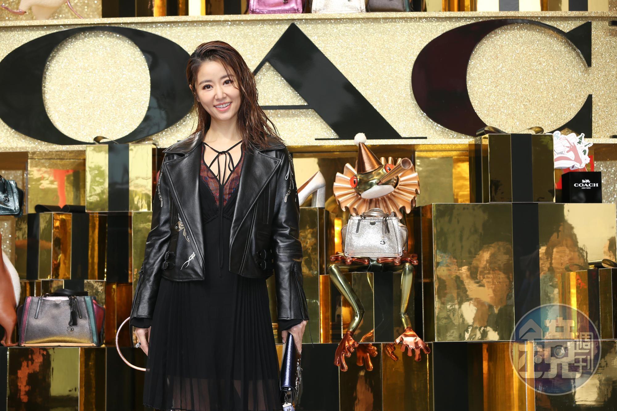 林心如穿著帥氣皮衣出席COACH 2018 Holiday POP Store限定概念店活動。