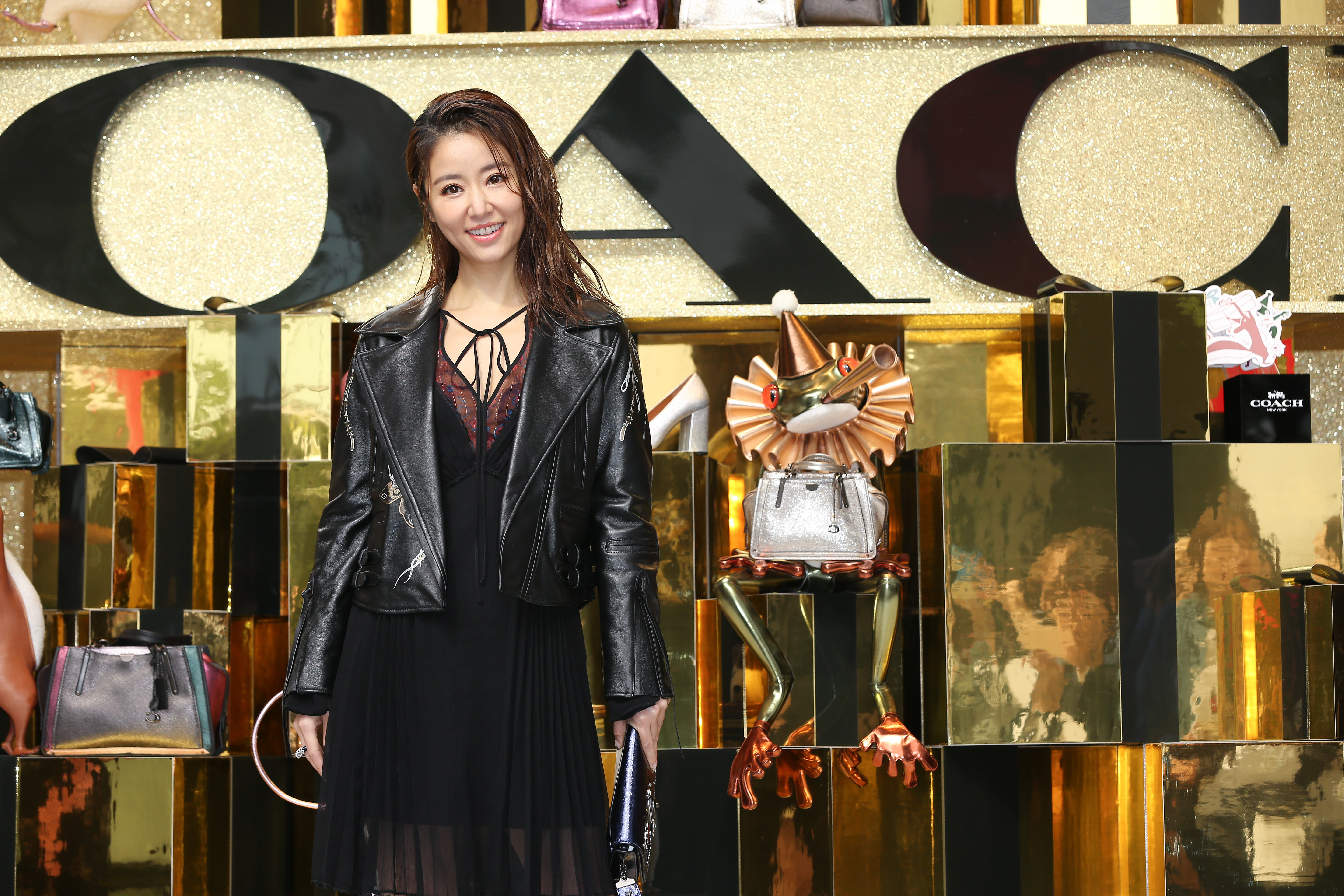 林心如穿著帥氣皮衣出席COACH 2018 Holiday POP Store限定概念店活動。