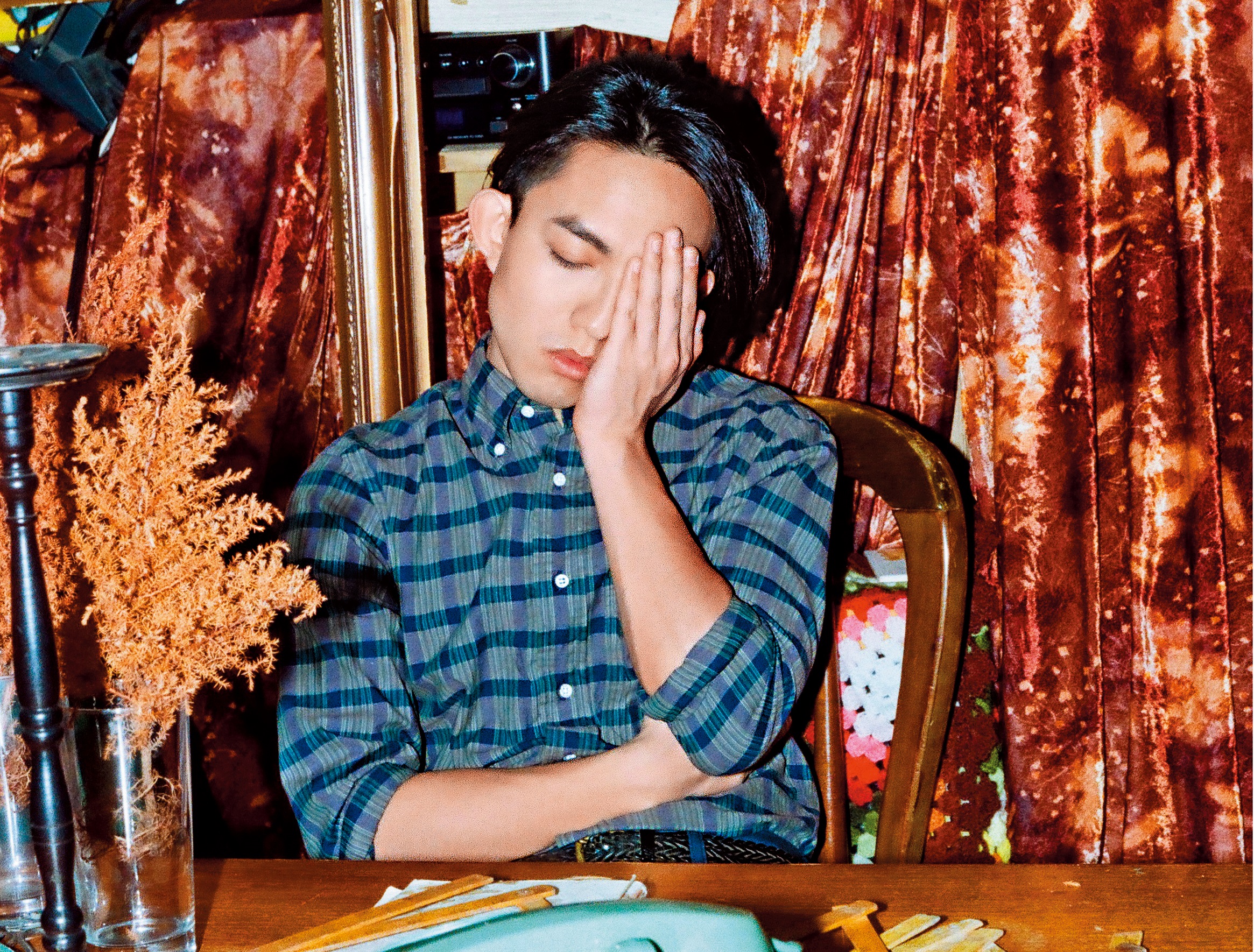 二〇一三年登曼波拍林宥嘉的《我們從未不認識》，是他跟聶永真、萬金油的合作；他覺得林宥嘉的頻率很特別，而拍出來的照片比較像側拍記錄下真實的他。（登曼波提供）