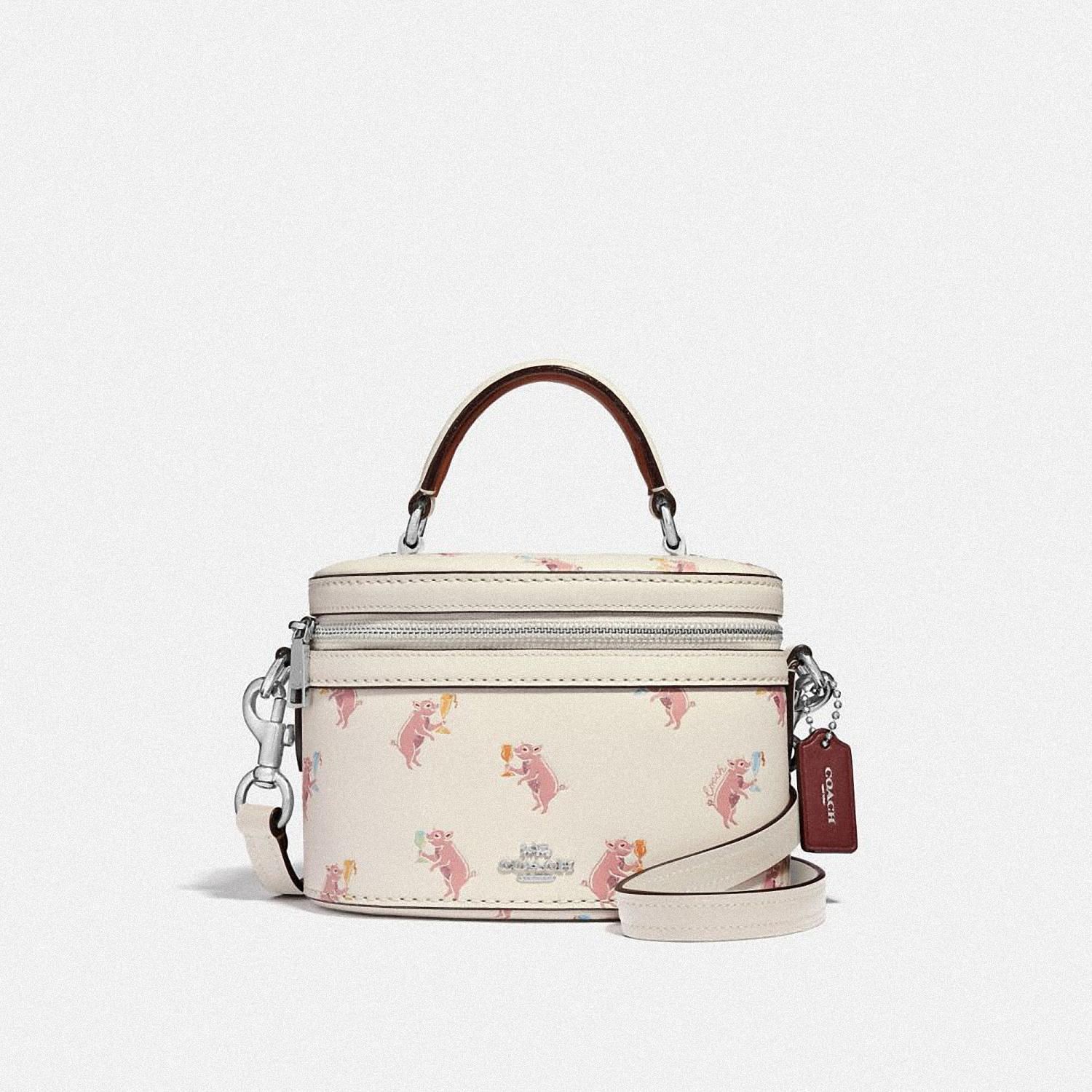 小豬圖騰手袋。NT$16,800〈COACH提供〉