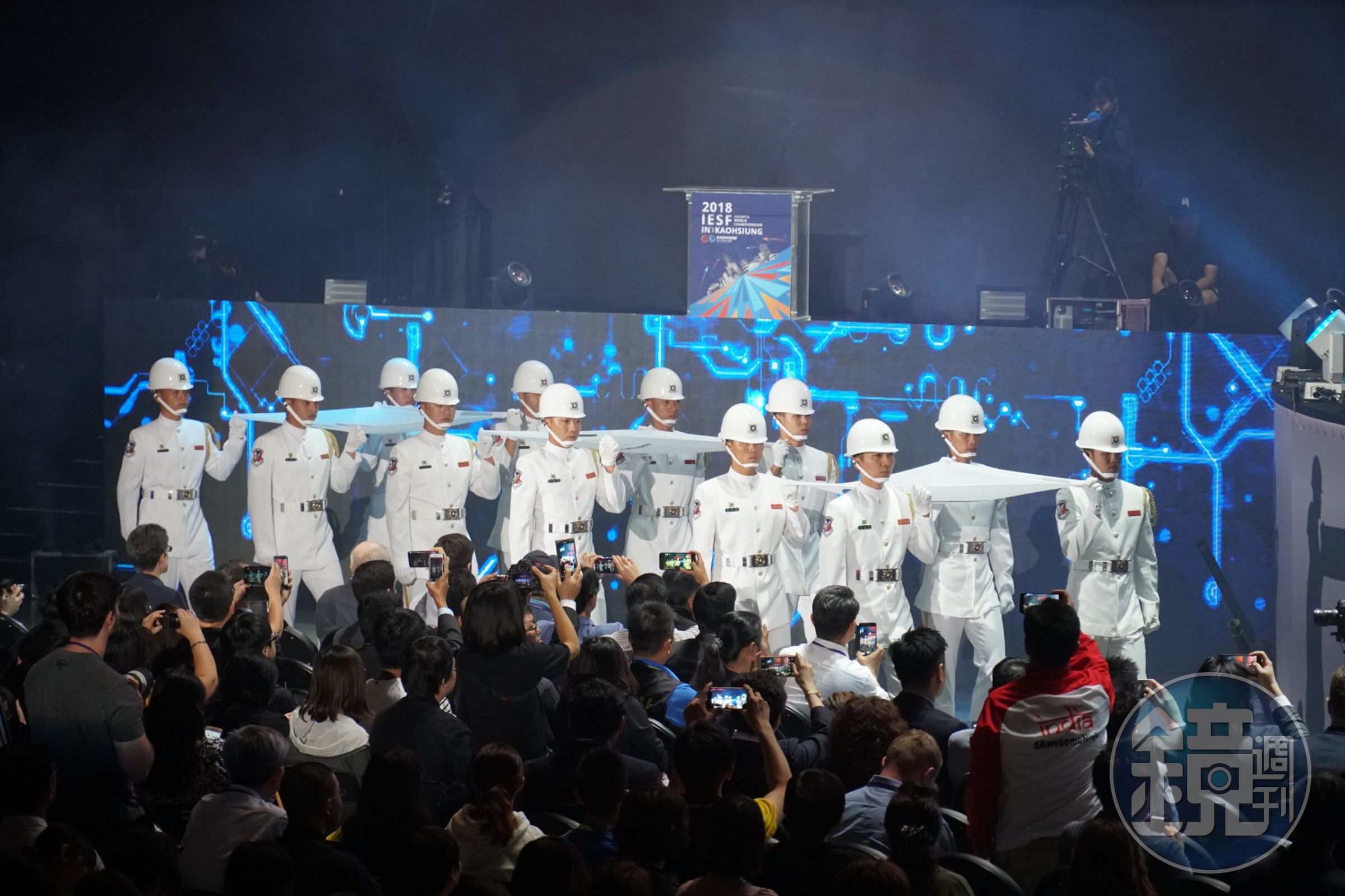 蕭敬騰表演完畢後，由海軍儀隊運送中華臺北奧運會旗、IESF會旗及高雄市旗進場。