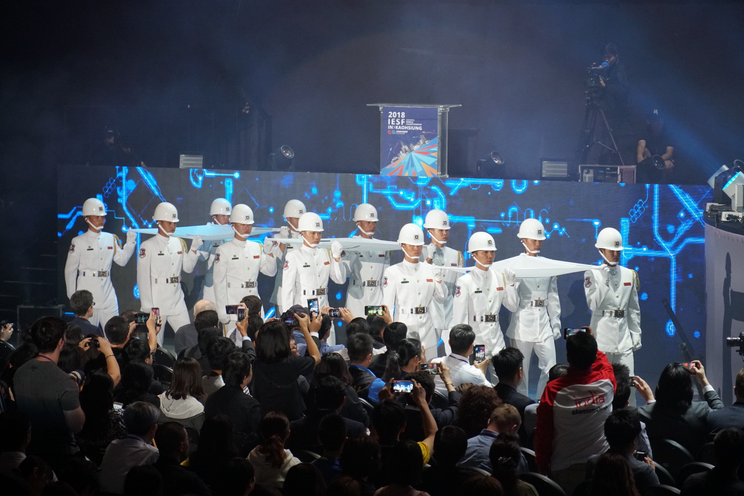 蕭敬騰表演完畢後，由海軍儀隊運送中華臺北奧運會旗、IESF會旗及高雄市旗進場。