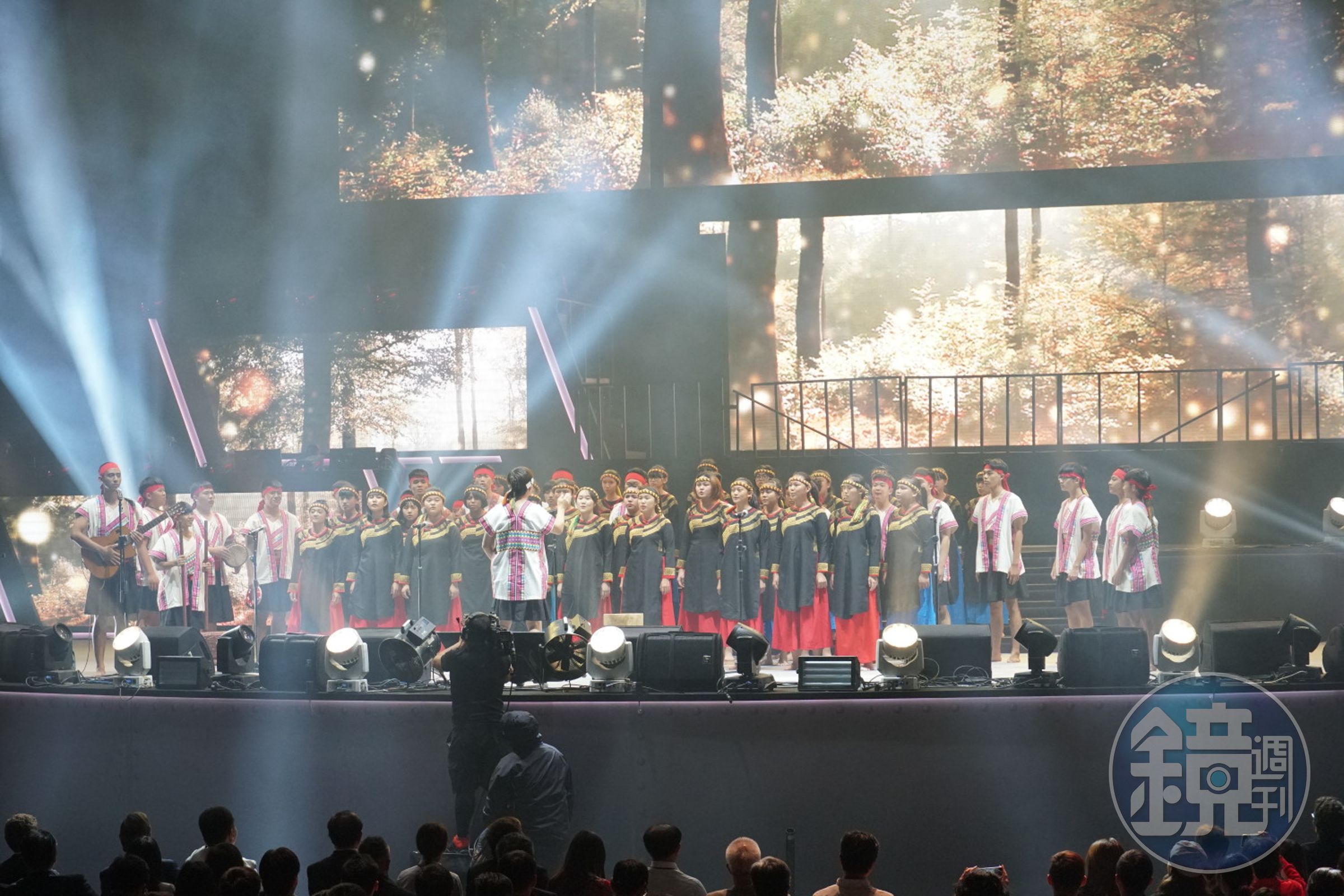 升旗典禮結束，由高雄市寶來國中合唱團登場表演。他們在今年七月奪下世界合唱比賽冠軍。
