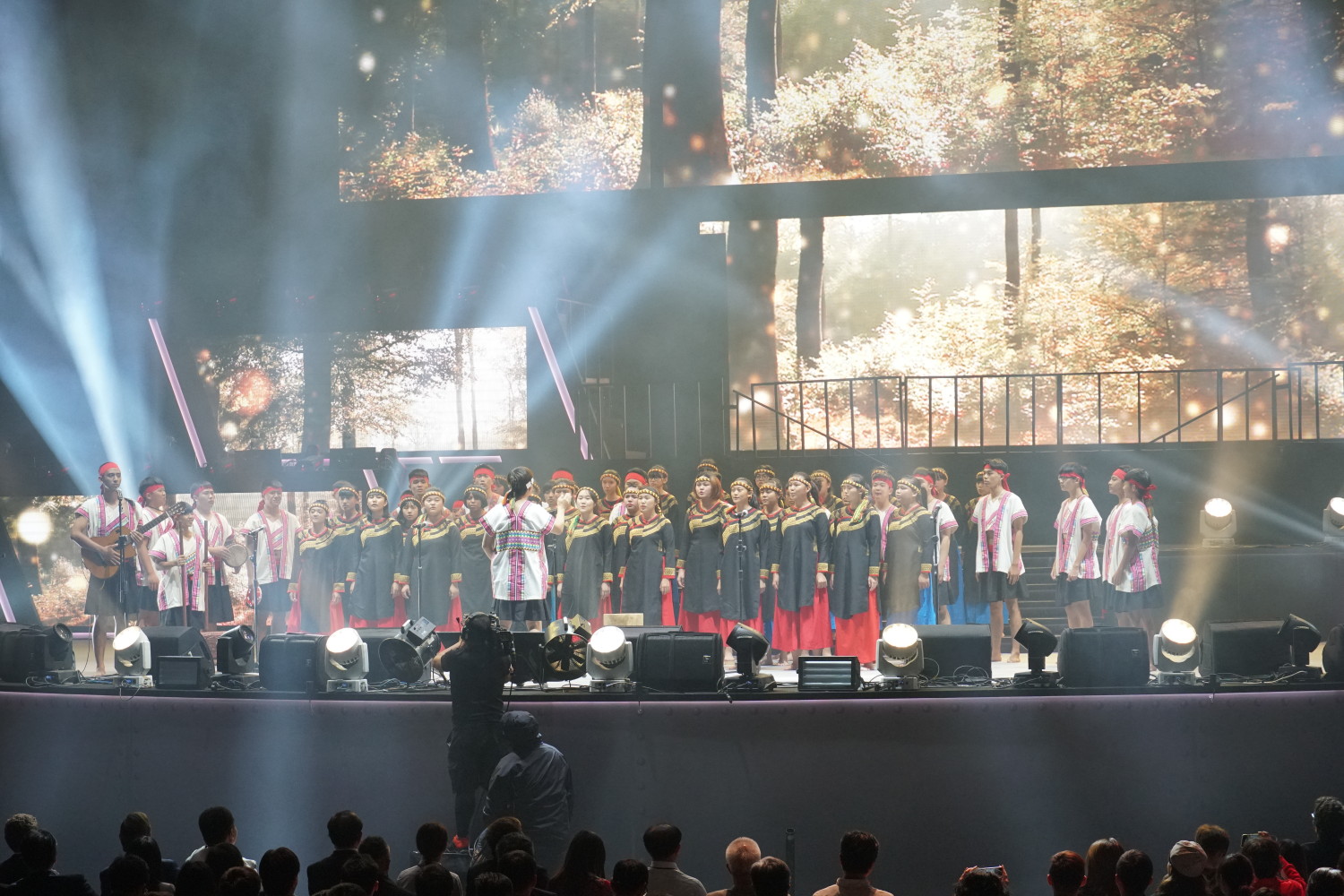 升旗典禮結束，由高雄市寶來國中合唱團登場表演。他們在今年七月奪下世界合唱比賽冠軍。