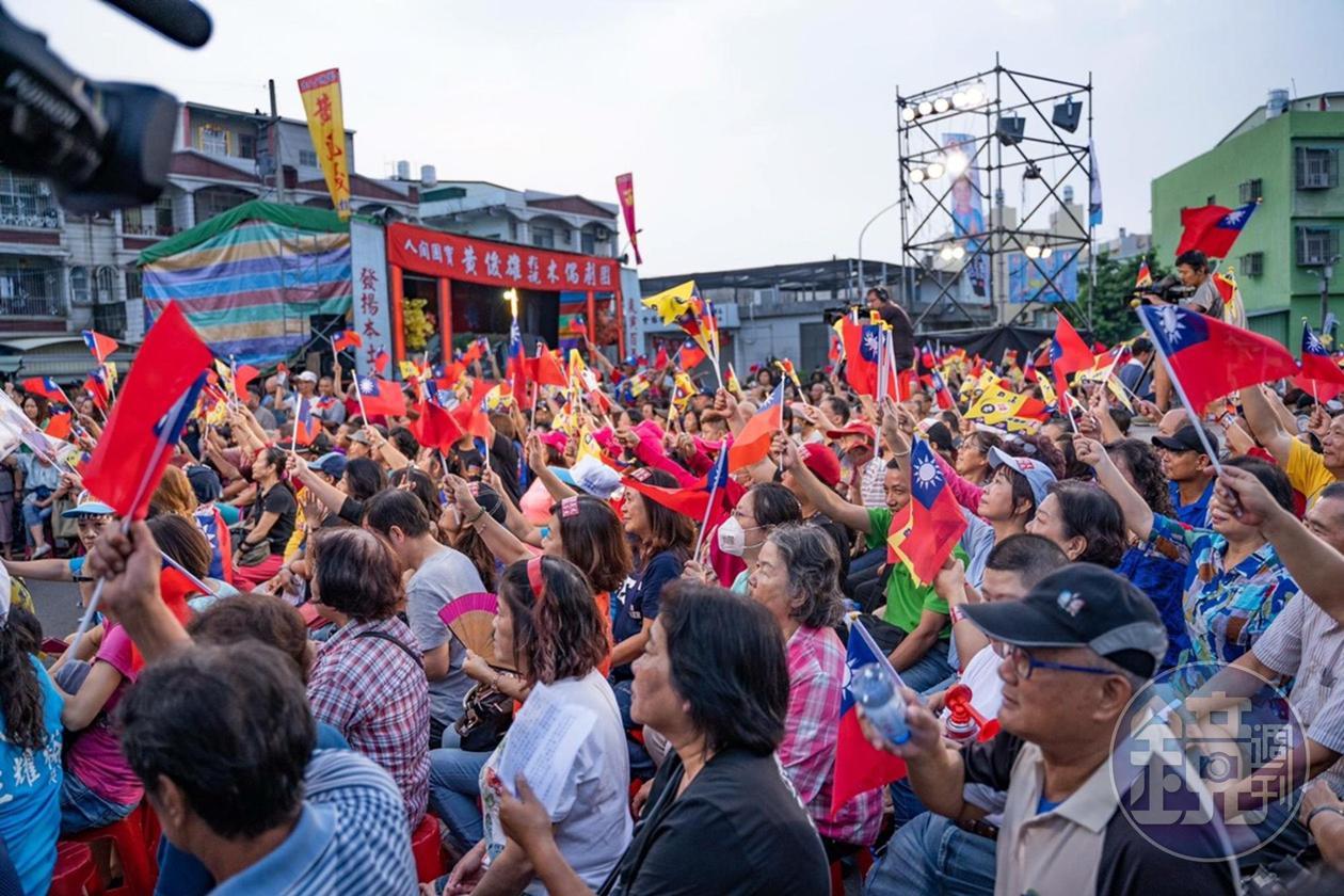 國民黨高雄市長候選人韓國瑜今晚在林園義演布袋戲，現場湧入4000人。（讀者提供）