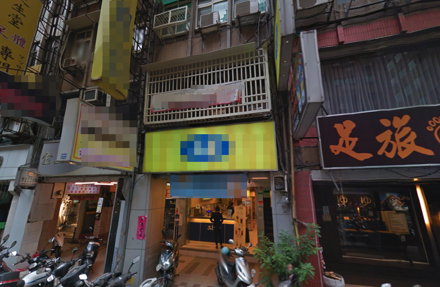 一名來自嘉義，疑有精神就醫記錄，在酒店上班的母親，在林森北路的居所發現自己的2歲兒子全身赤裸蜷曲在廁所裡面呈現屍僵。（翻攝畫面）