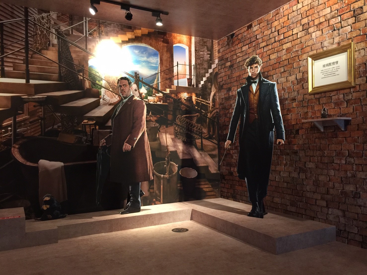 「紐特奇獸飼育室」是紐特在法國的居所，裡頭還有上一集最受歡迎的玻璃獸。（華納兄弟提供）