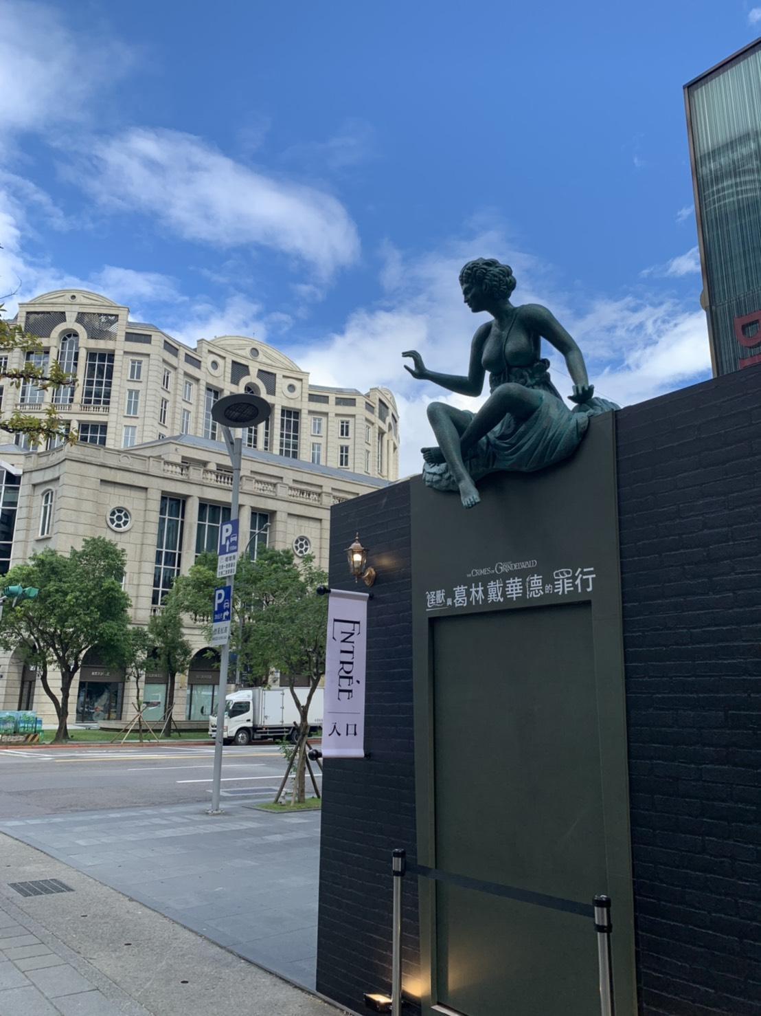 喜歡打卡拍照的人,千萬不要錯過以Bella Vita為背景的拍照點,更符合電影的巴黎風情。(華納兄弟提供)