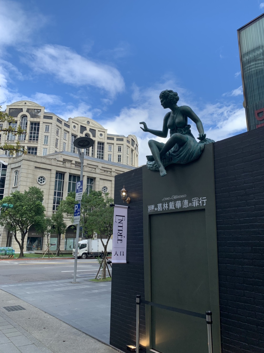 喜歡打卡拍照的人,千萬不要錯過以Bella Vita為背景的拍照點,更符合電影的巴黎風情。(華納兄弟提供)